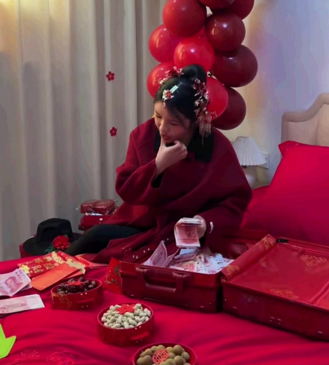 这才是真正的新婚之夜,新娘坐在床上数钱.[鲜花]
