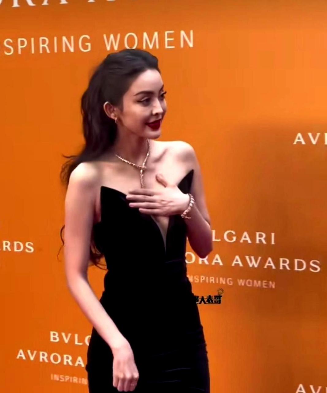 尽管古力娜扎穿着很美,但她还是选择用手捂住胸口,可能是为了避免走光