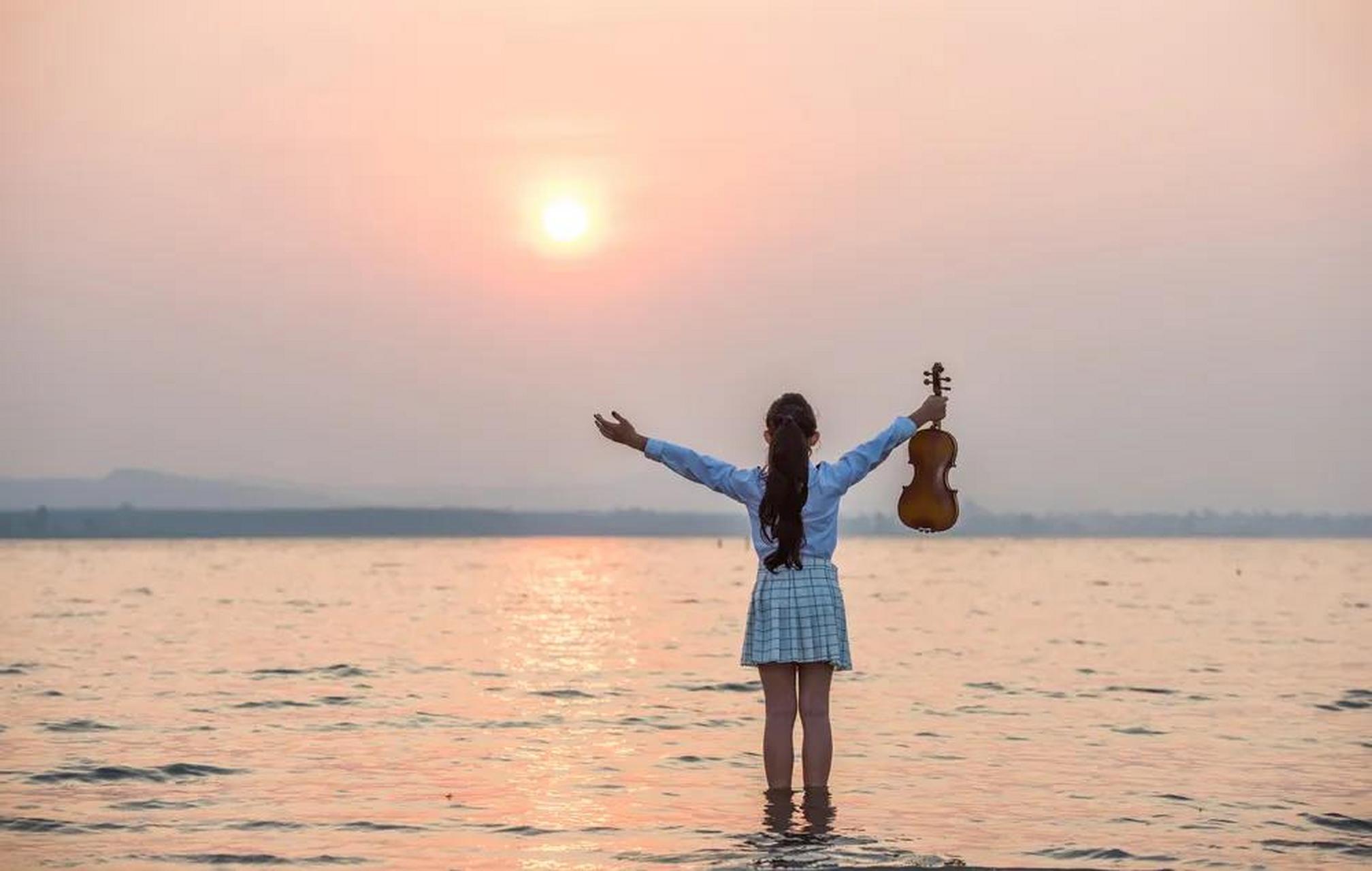 记得曾有人问董卿: "很多人问我,你能一直坚持每天睡前阅读一小时的