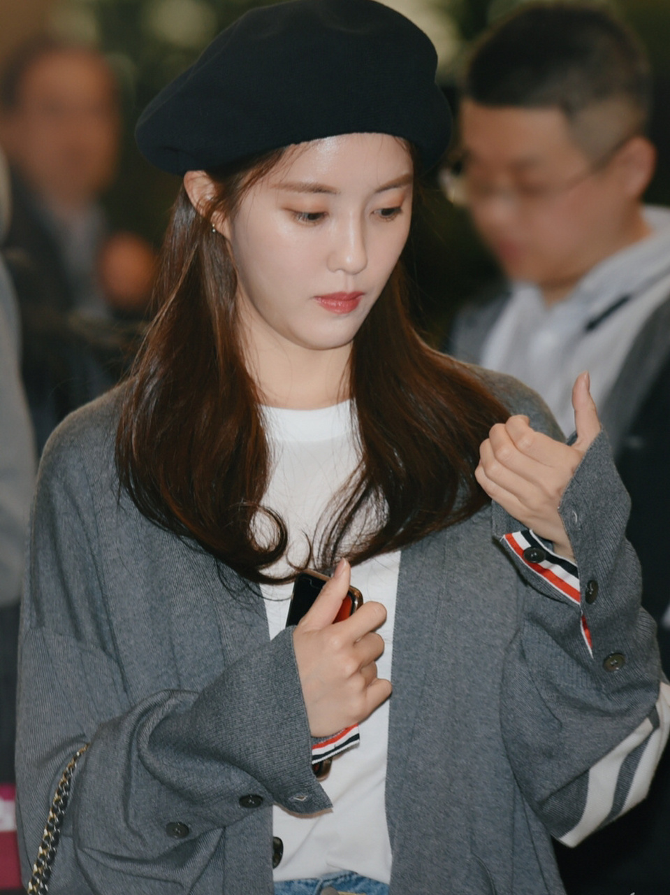 朴孝敏日常私服穿搭分享 开衫牛仔裤 贝雷帽 简单舒适的穿搭