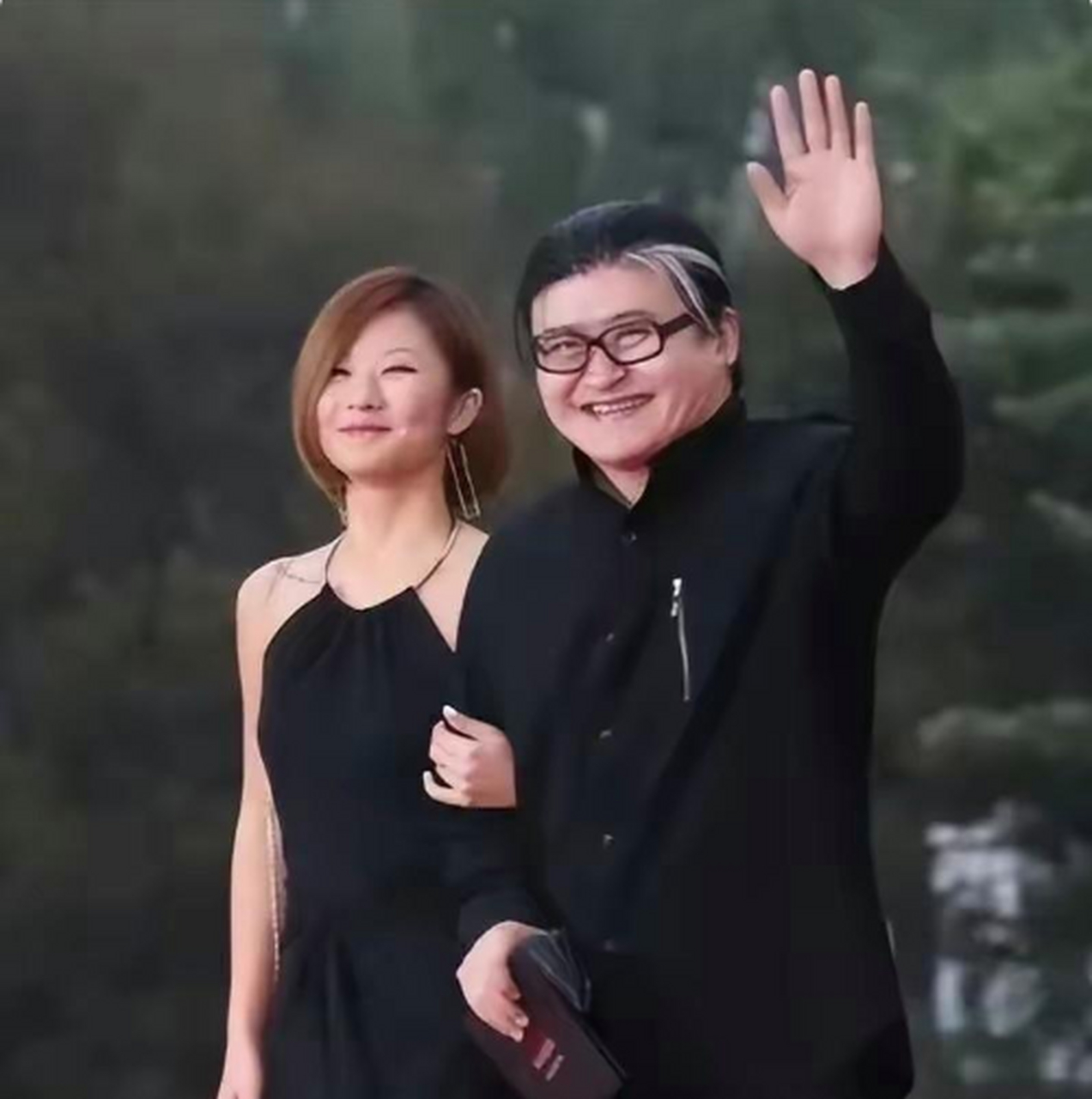 [火焰]刘欢携女儿亮相首映庆典,女儿真漂亮,而刘欢小辫子扎的有点不