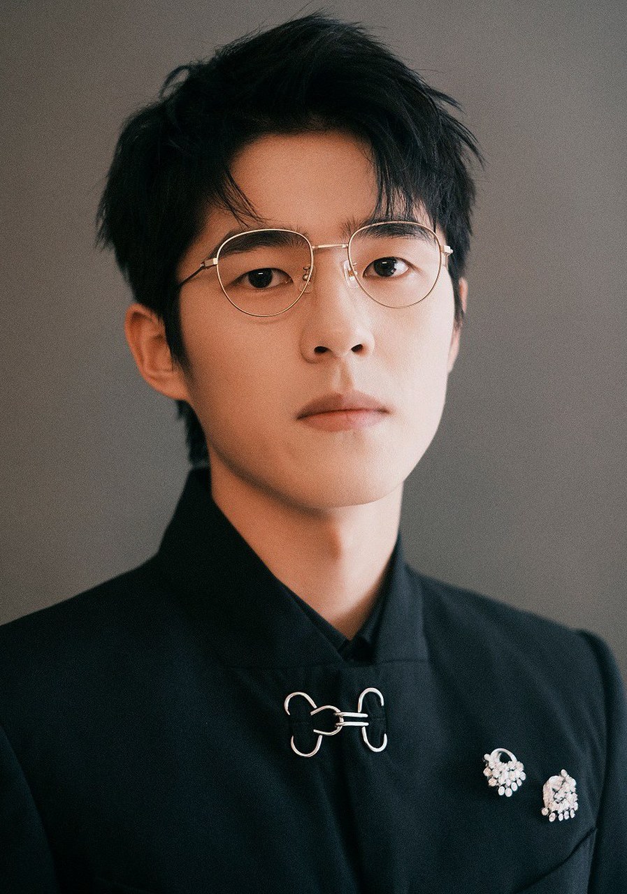 刘昊然,原名刘源,生于1997年10月10日,河南省平顶山人,是一位备受瞩目