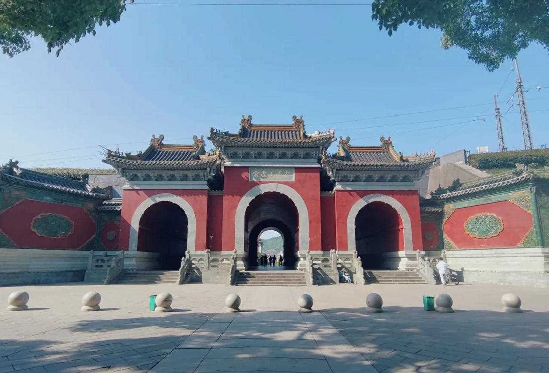 武当山下的玉虚宫全称"玄天玉虚宫",道教指玉虚为玉帝的居处.