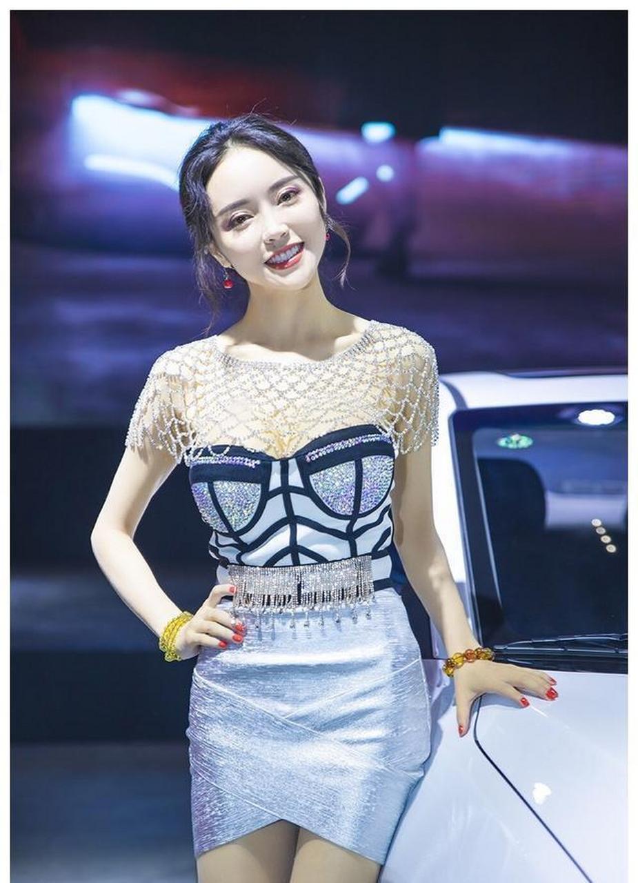 潘春春车展照片,傲人身材引人围观,长腿更是格外抢镜