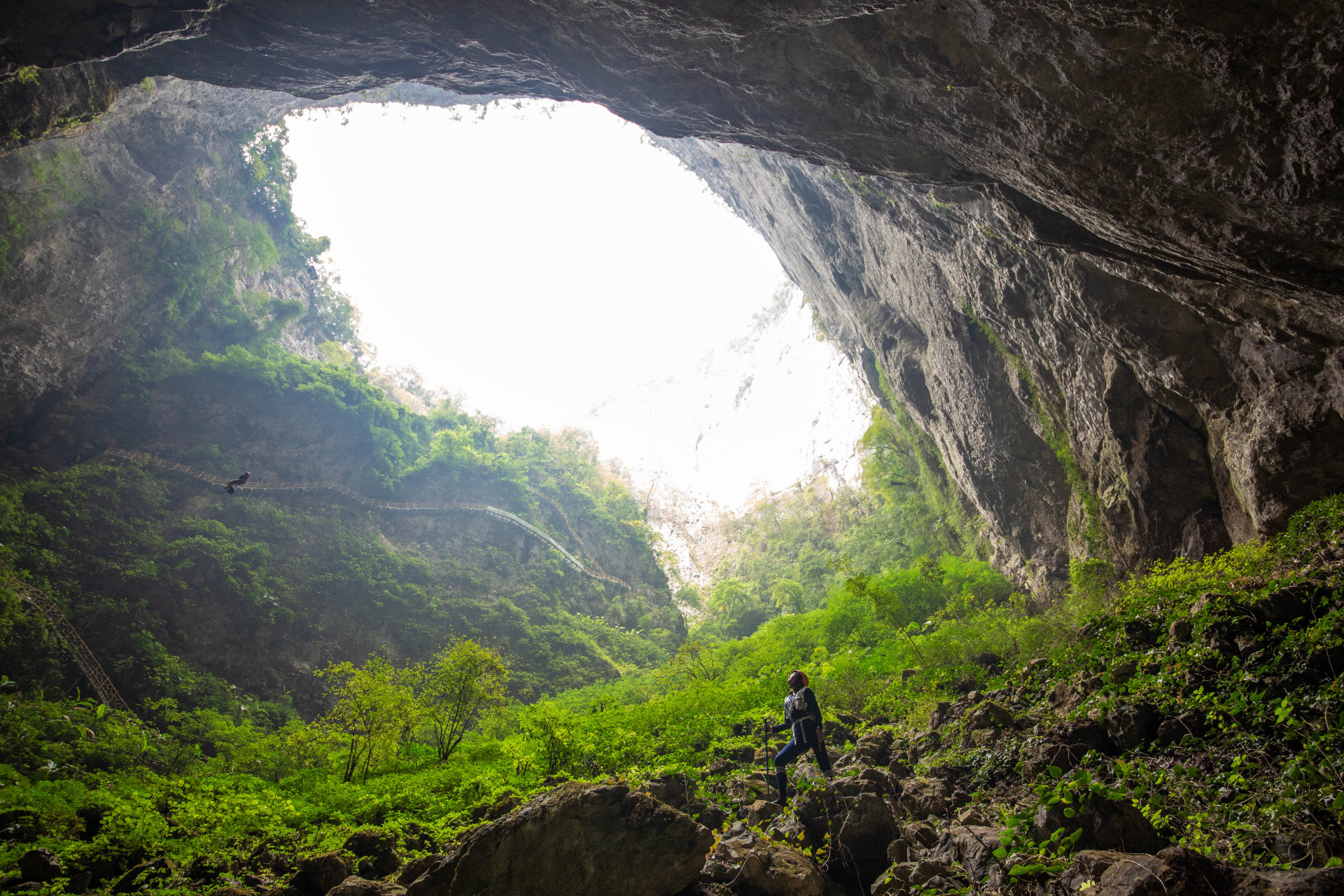 天坑,地理地貌上命名为"喀斯特漏斗",是一种特殊的地质现象,它主要