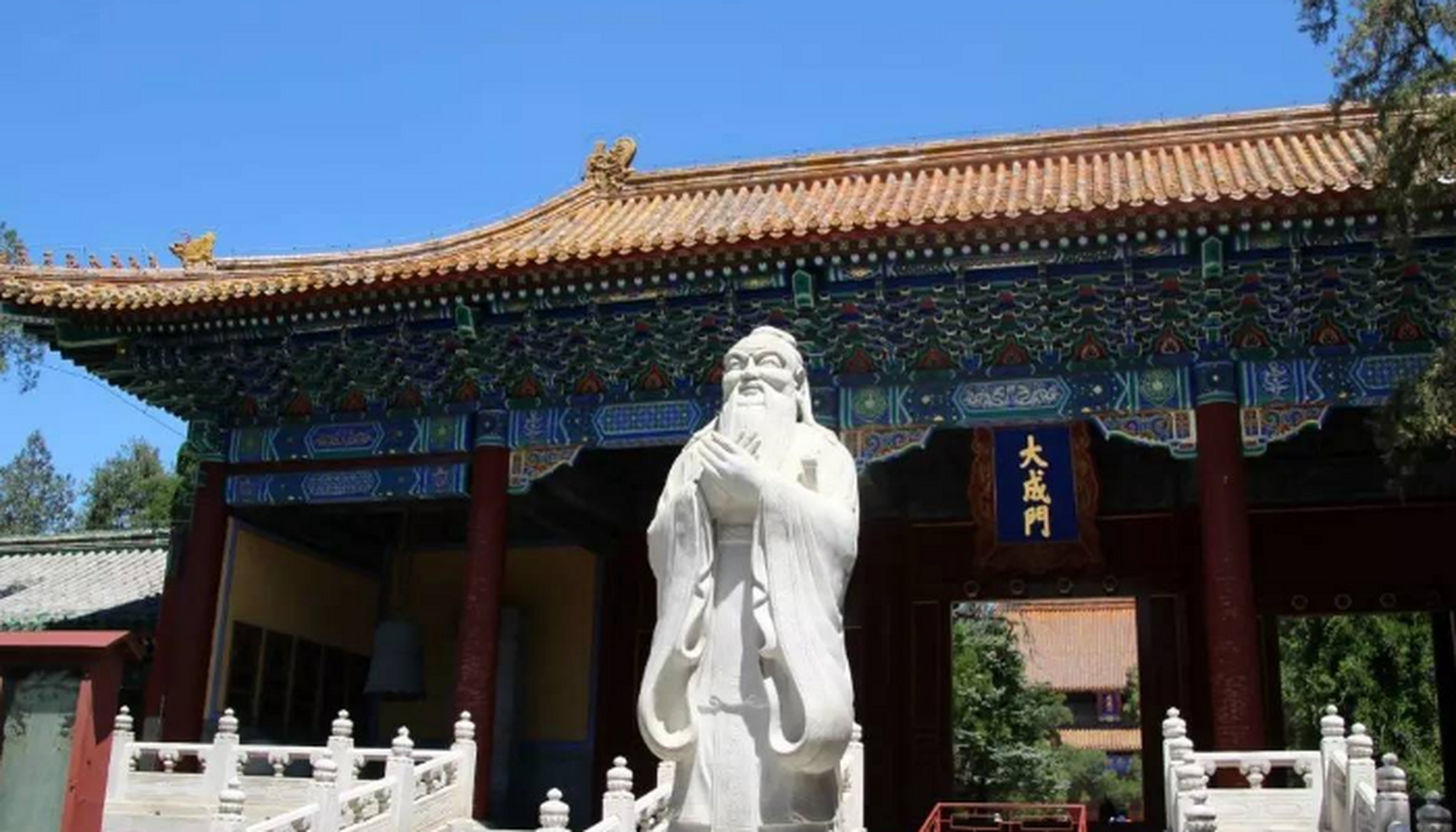 三孔,(济宁·曲阜市),三孔即孔庙,孔府,孔林,是世界文化遗产和汉字