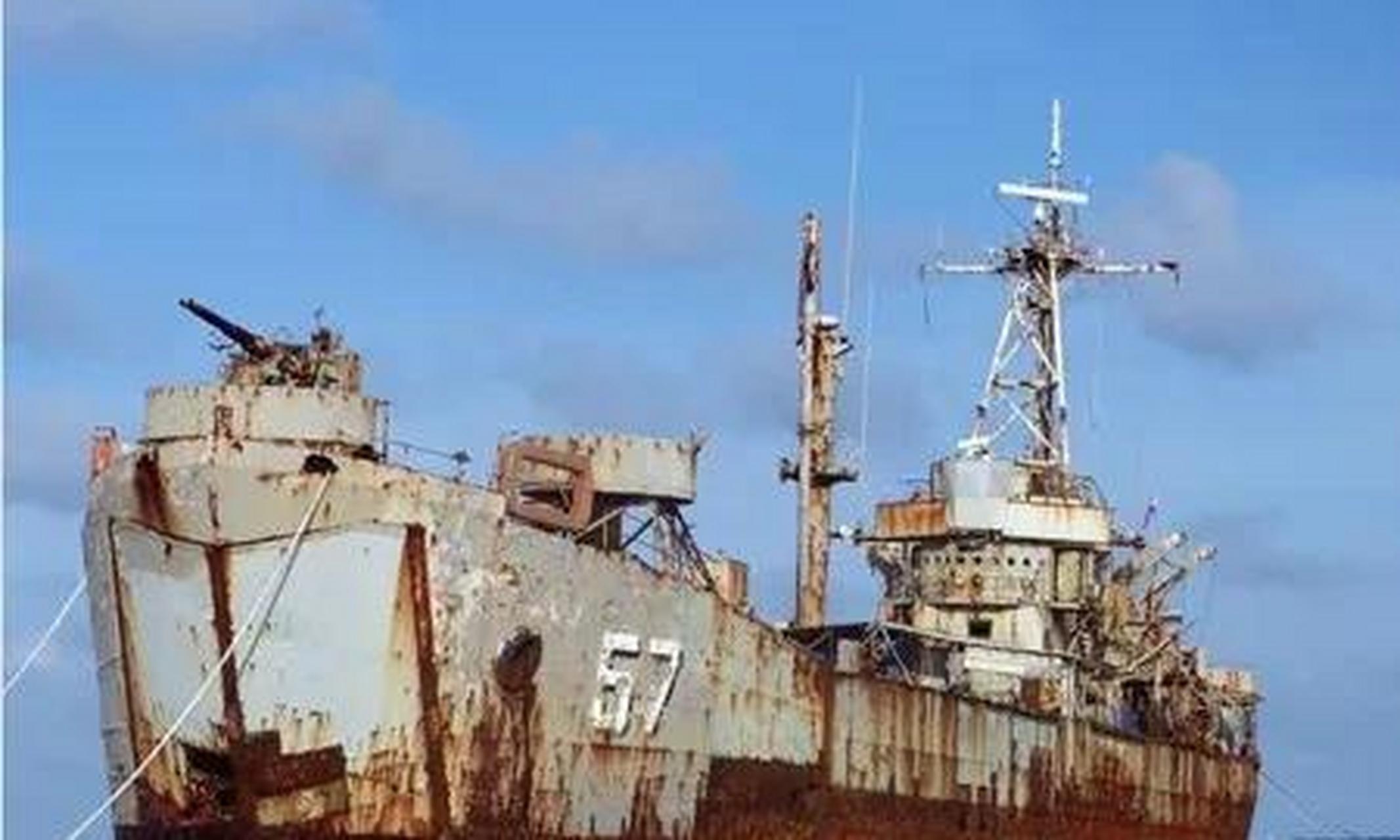 在南海仁爱礁搁浅已达二十年的菲律宾舰艇,这艘艇上还有人,实际上就是