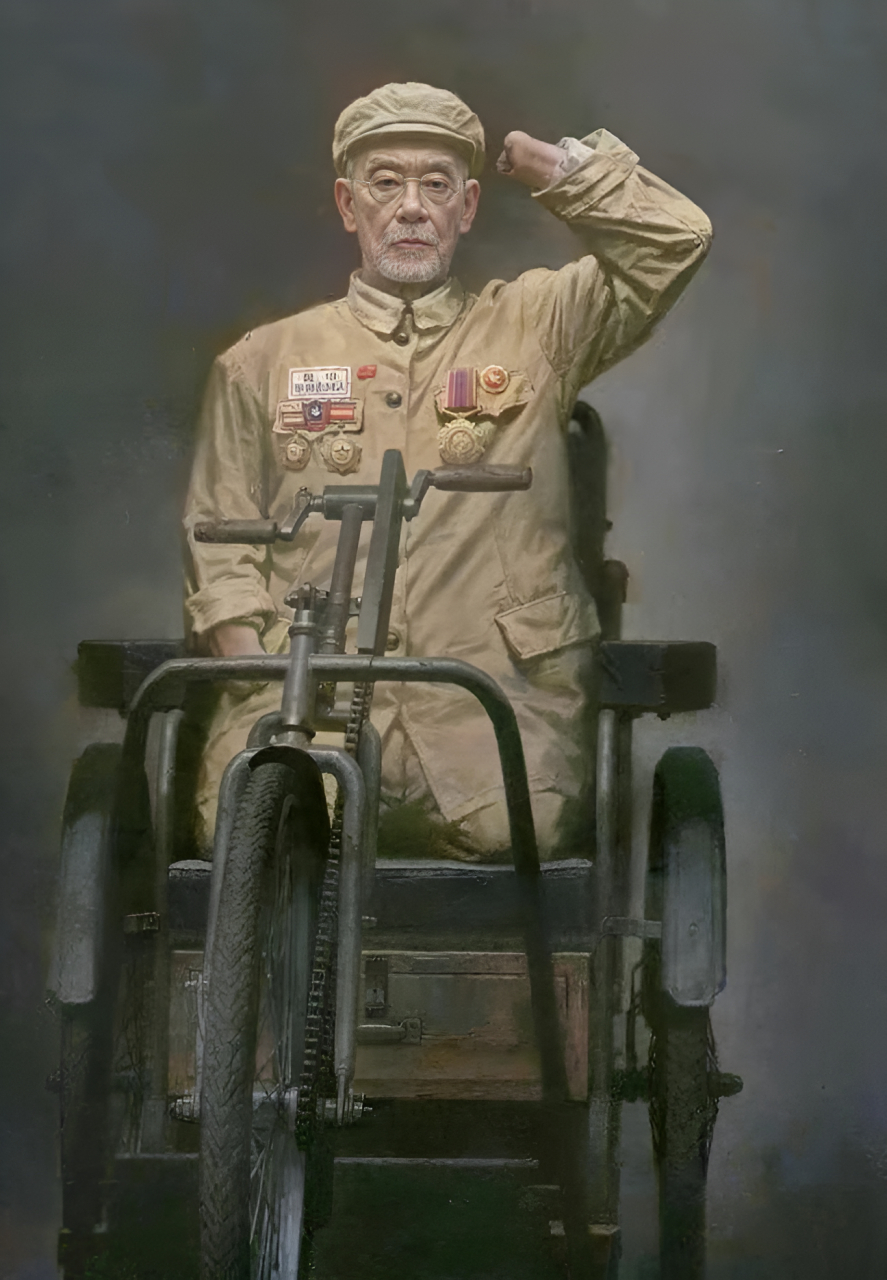 这张照片里的老战士,用一只手臂敬礼,他是抗美援朝时参加长津湖战役的