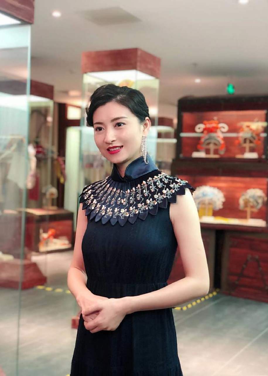 眉庄姐姐斓曦旗袍装温婉动人,饱满圆润的脸蛋搭配精致的妆容,根本无需