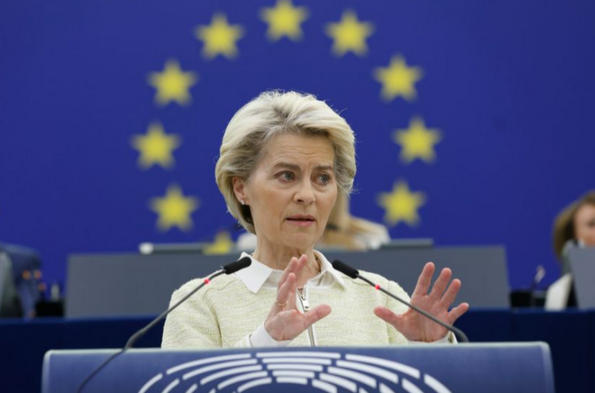 冯德莱恩访华前,对华放下狠话 演讲一开始,冯德莱恩就为中欧关系的