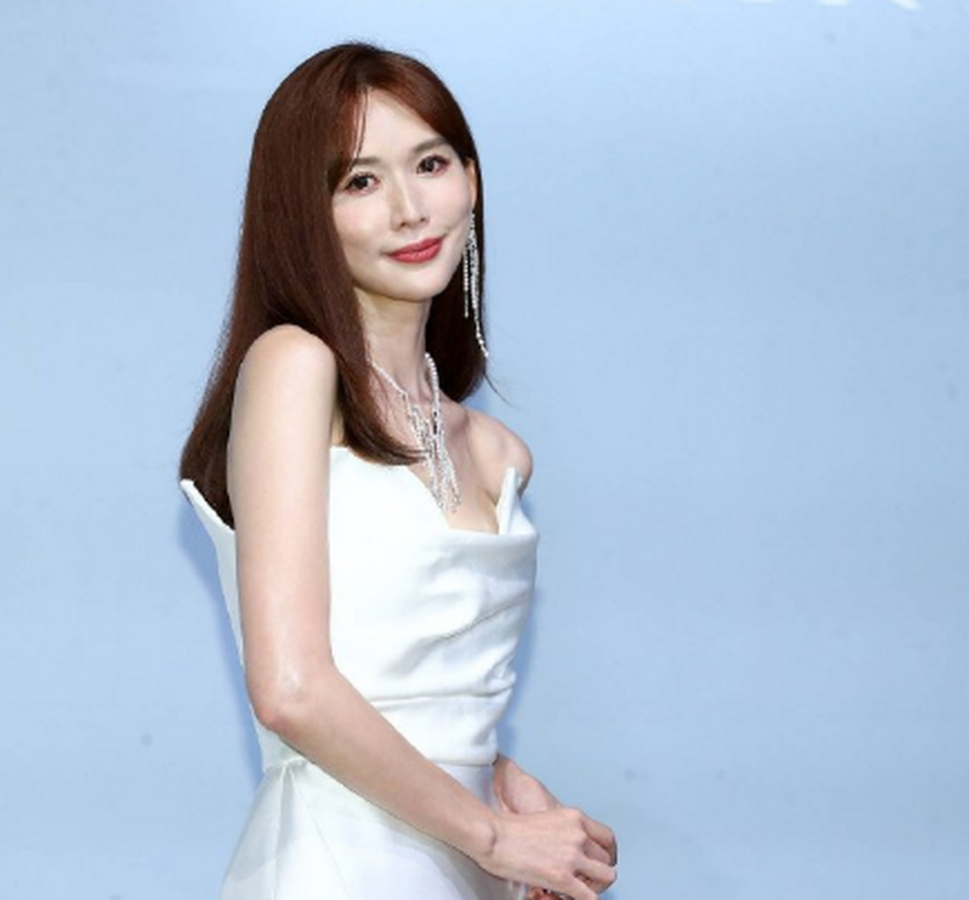 林志玲一身白色鱼尾裙造型出席某品牌活动,令人惊艳.