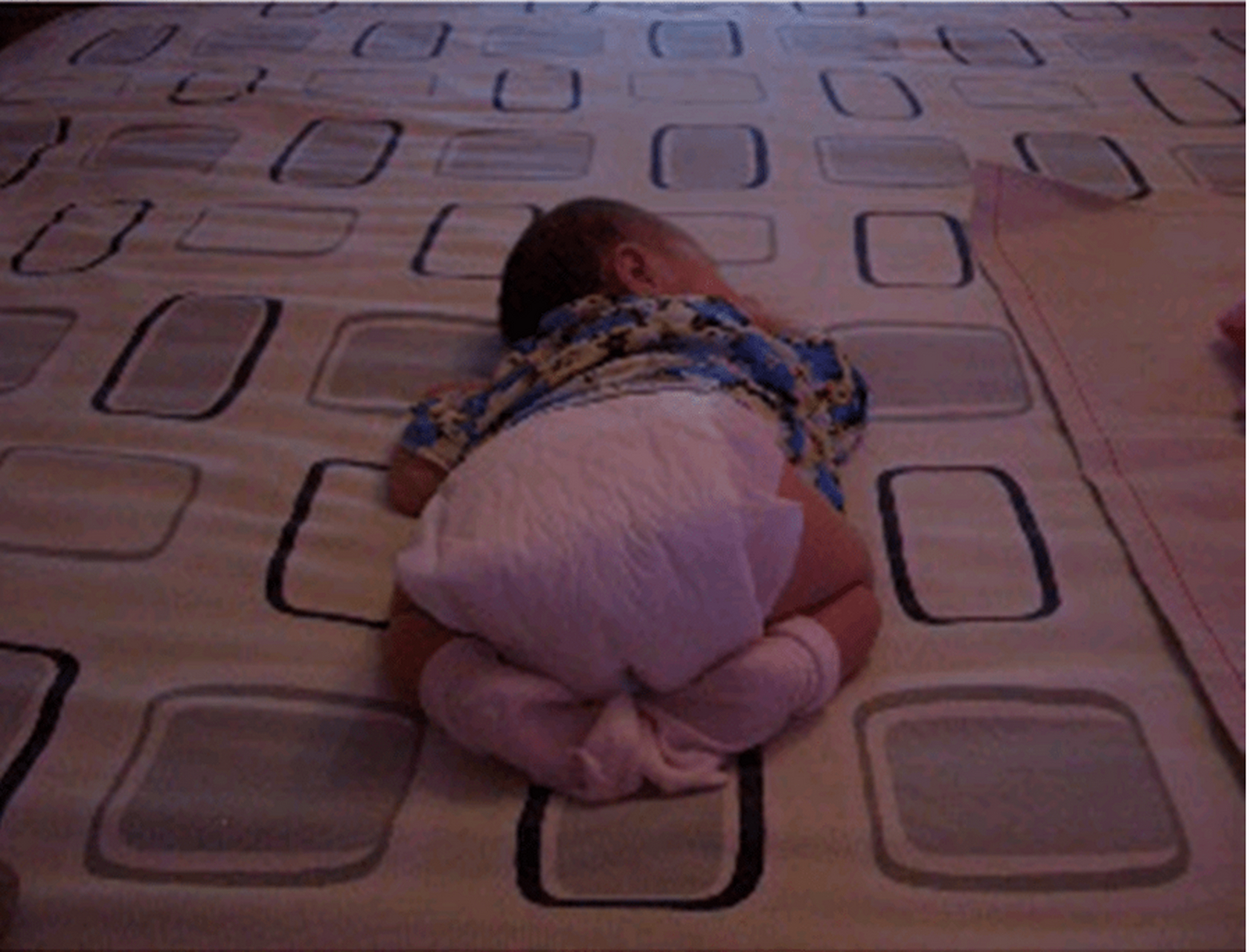 为什么说小婴儿趴睡危险?