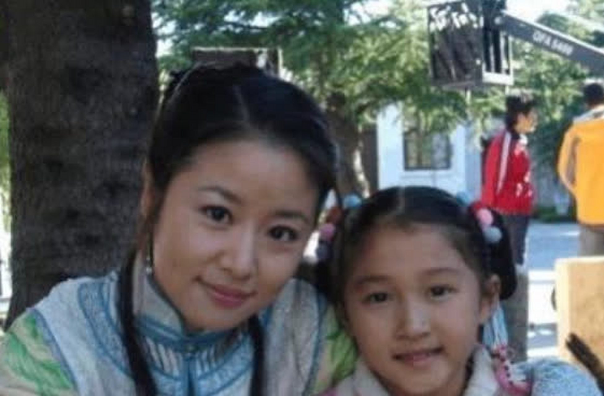 关晓彤小时候和明星合影!  !  ![二哈]