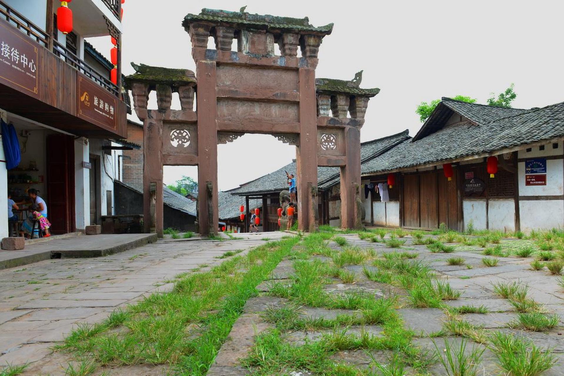 去过三个不错,全部去过就太厉害: 1,泸州老窖旅游区 2,黄龙湖漂流 3