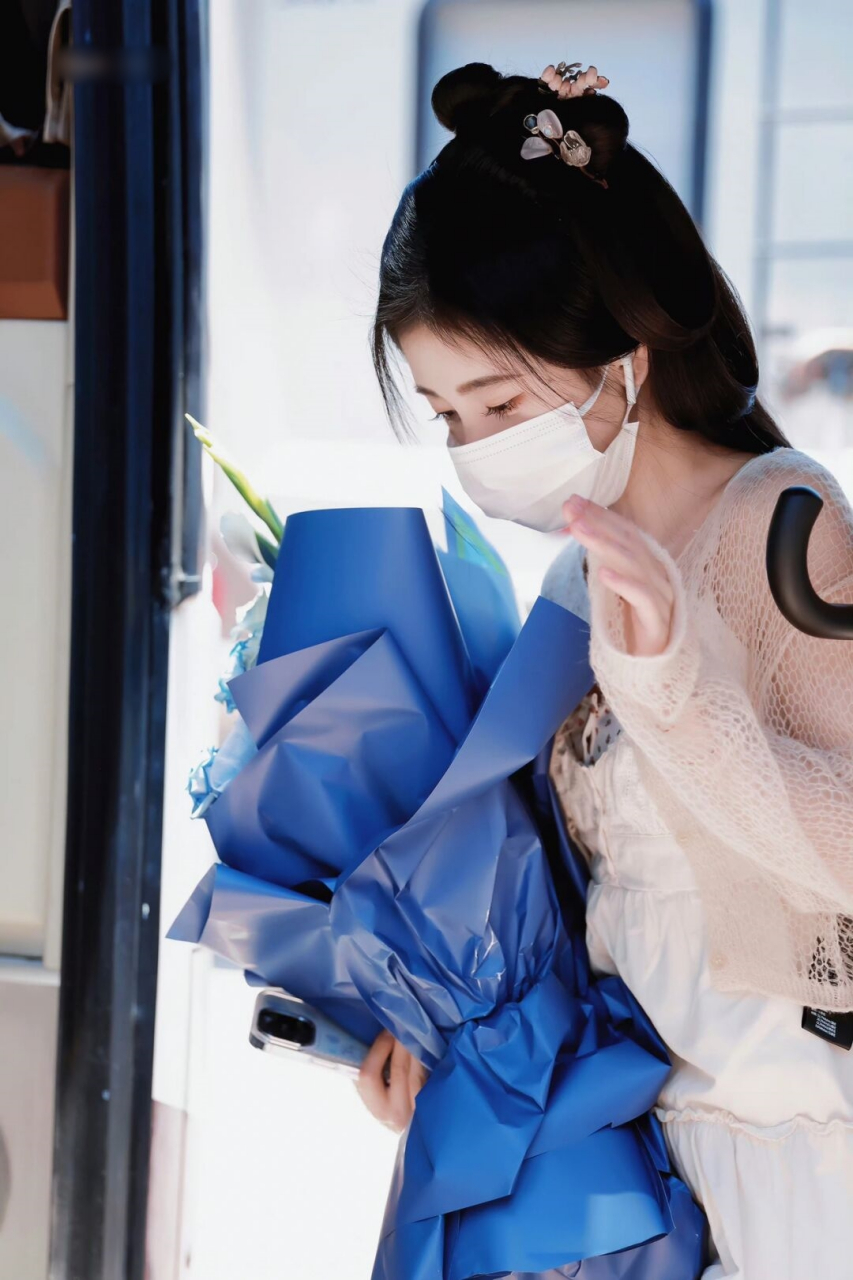 林允也穿过同款  鞠婧祎《花间令》杀青了 杨采薇杀青快乐!