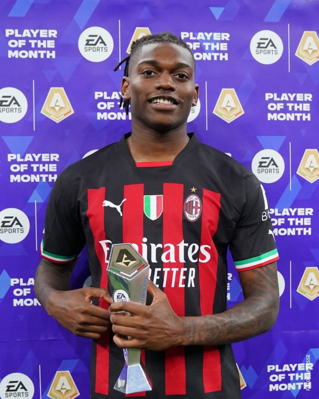 【mvp】拉斐尔·莱奥获得#意甲联赛# 4月份最佳球员奖杯.