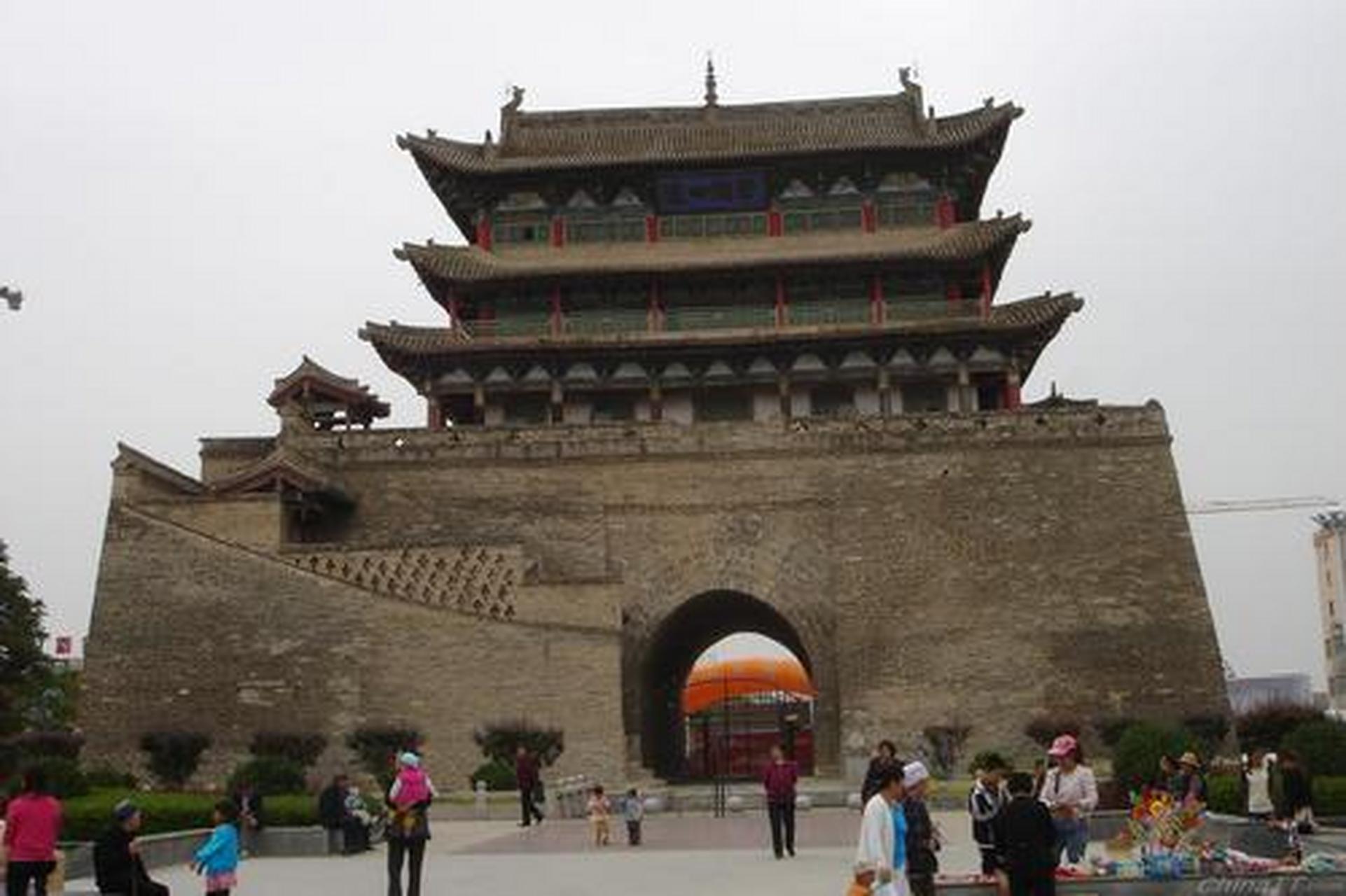 威远楼,又名雄镇楼,俗称钟鼓楼,有"威服远人"之意,位于陇西县城中心.