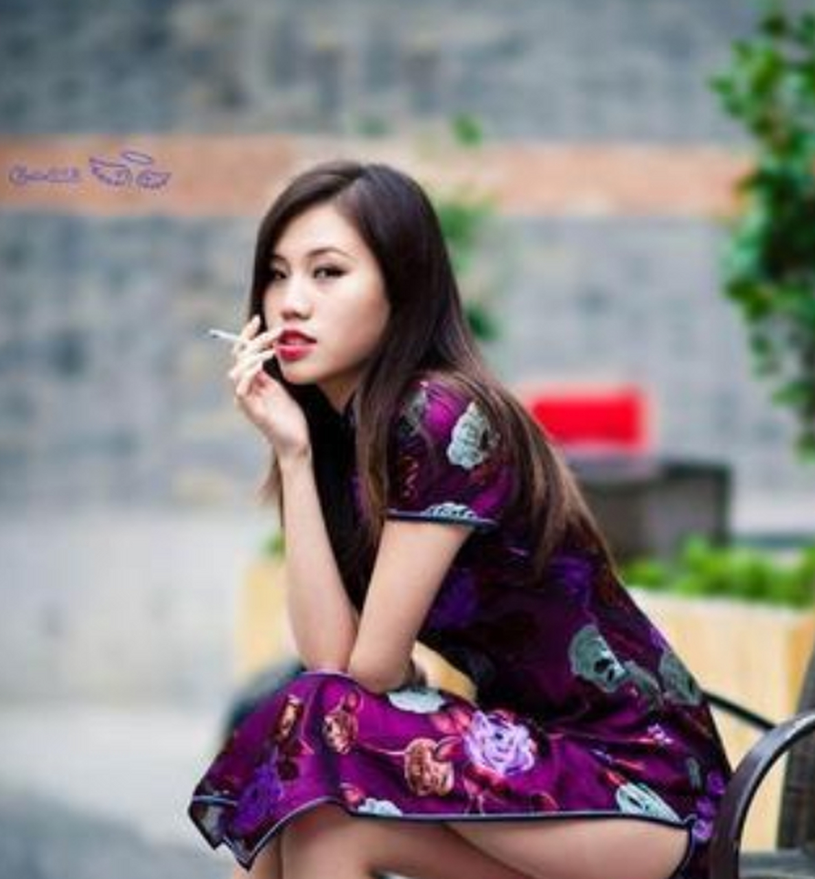 伊娃呢,俄罗斯美女,身材好,就喜欢才的羿光吧,所以她觉得自己虽鳃跟