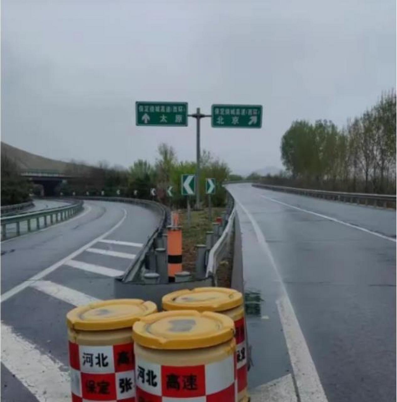 保定高速口路牌倒是整改了 但是这整改结果让人看了大跌眼镜～ 保定