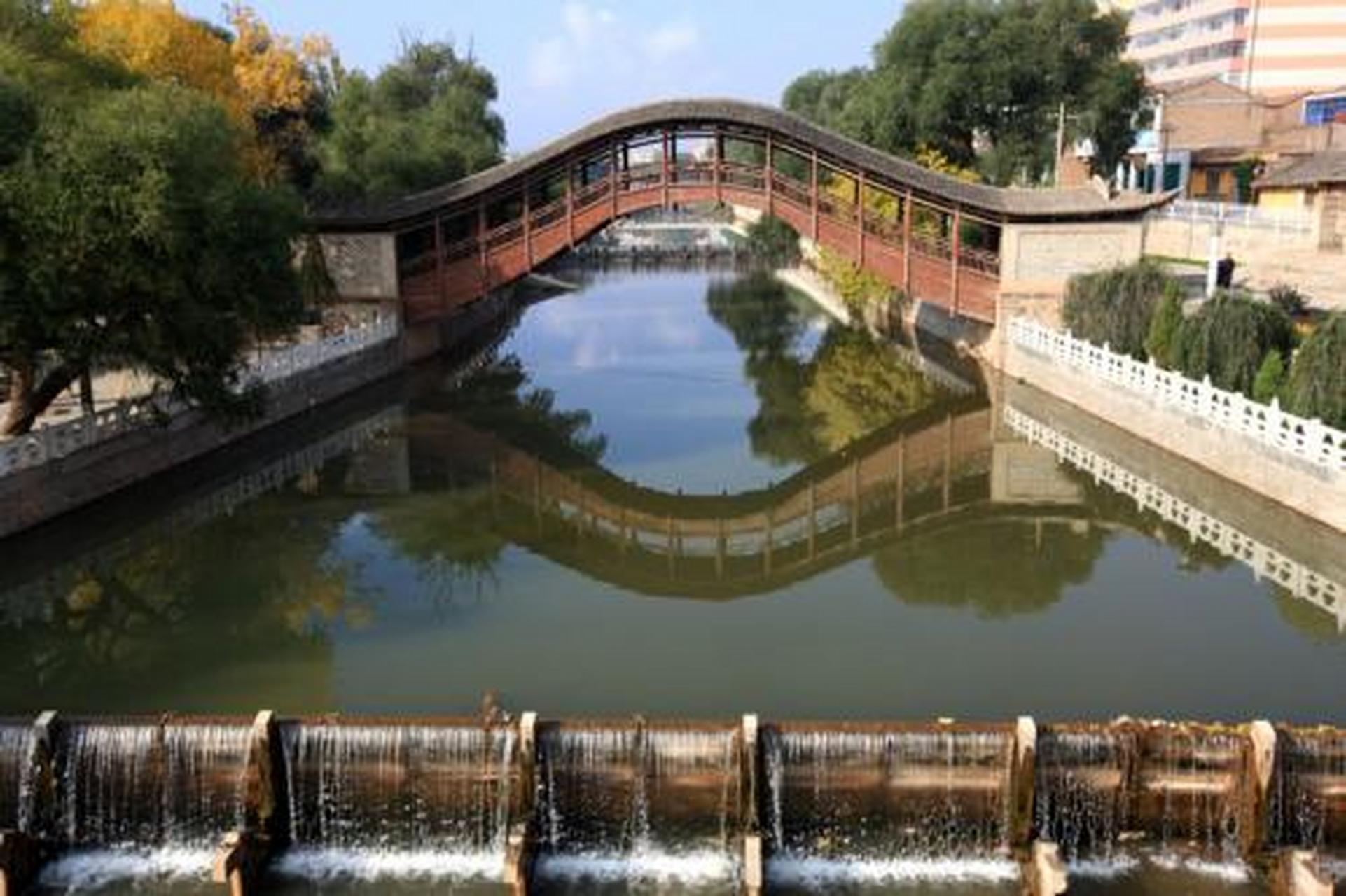 渭源灞陵桥,又名卧桥,在渭源县城南门外渭河源头之一的清源河上,是