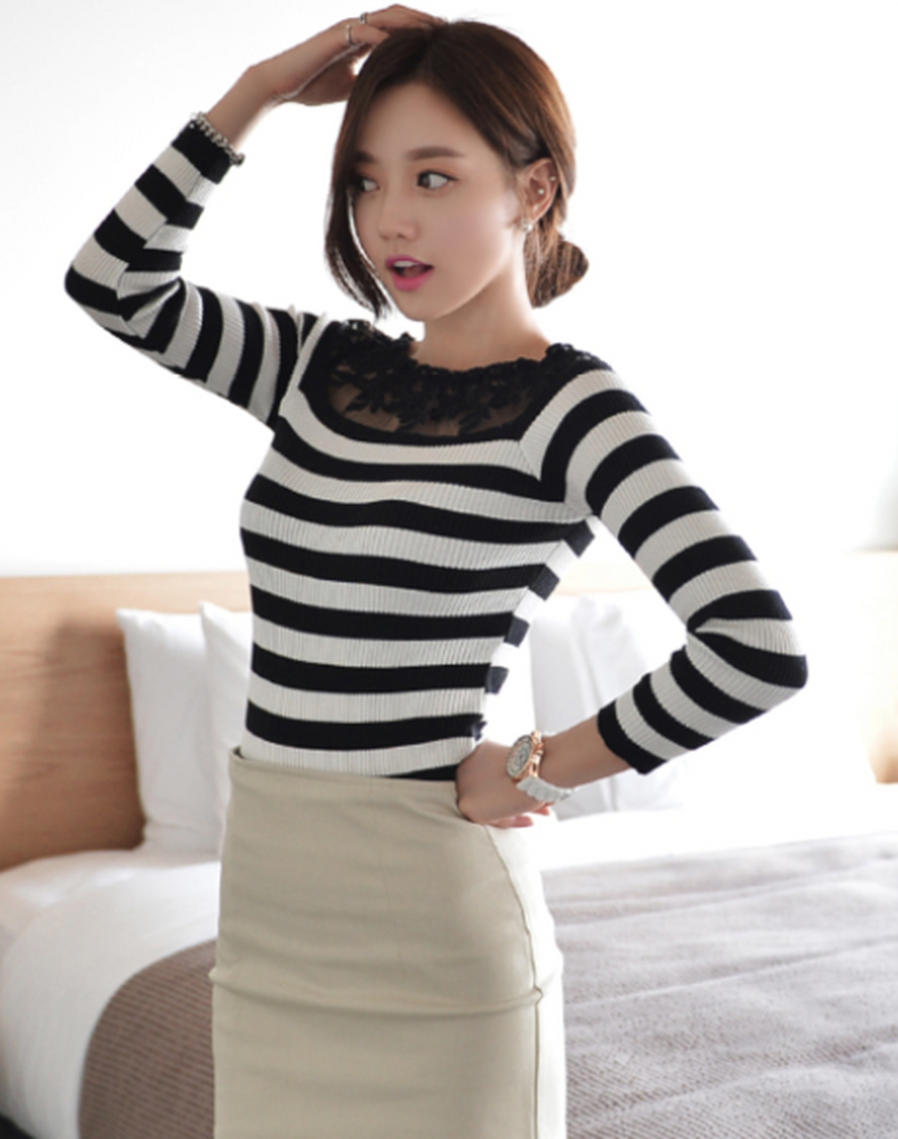 孙允珠 黑白条纹蕾丝衫搭配浅色短裙