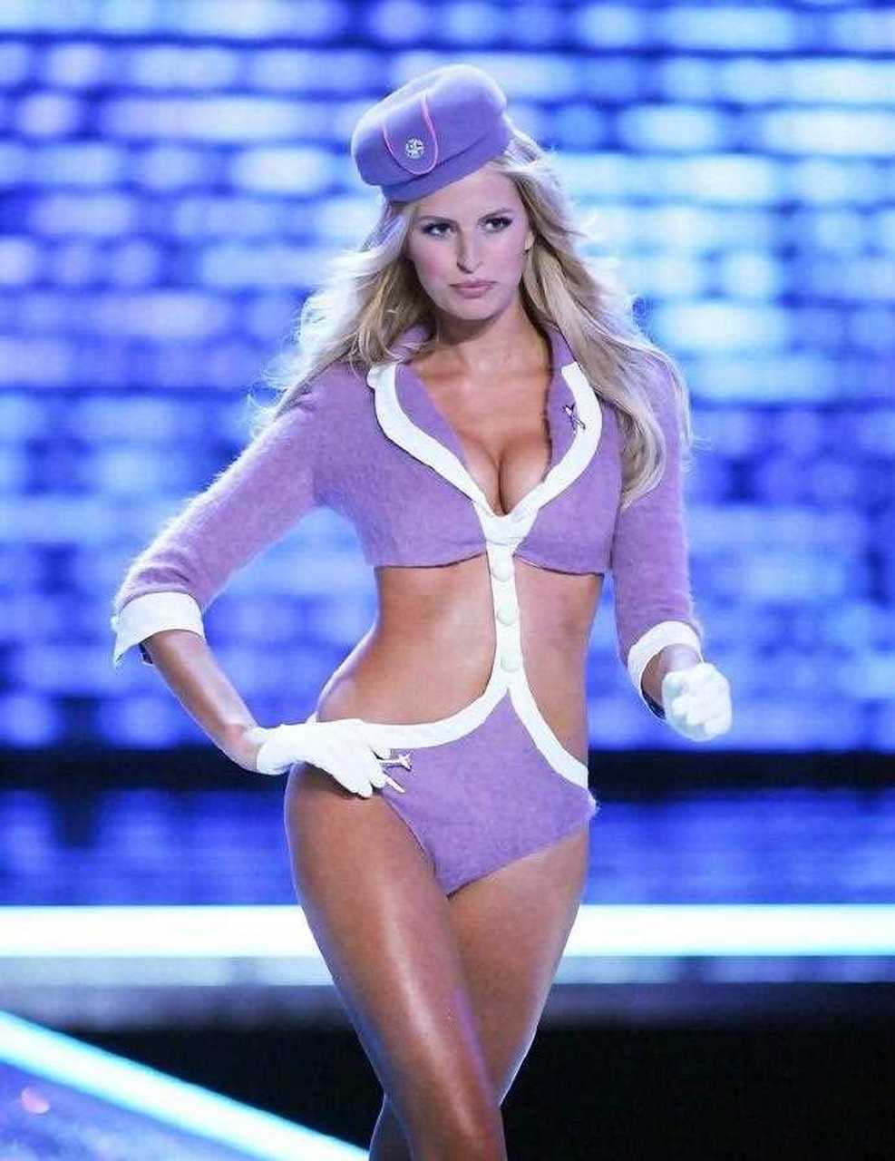 卡罗莱娜·科库娃kk维密秀场上的这套空姐look堪称经典,香芋紫色套装