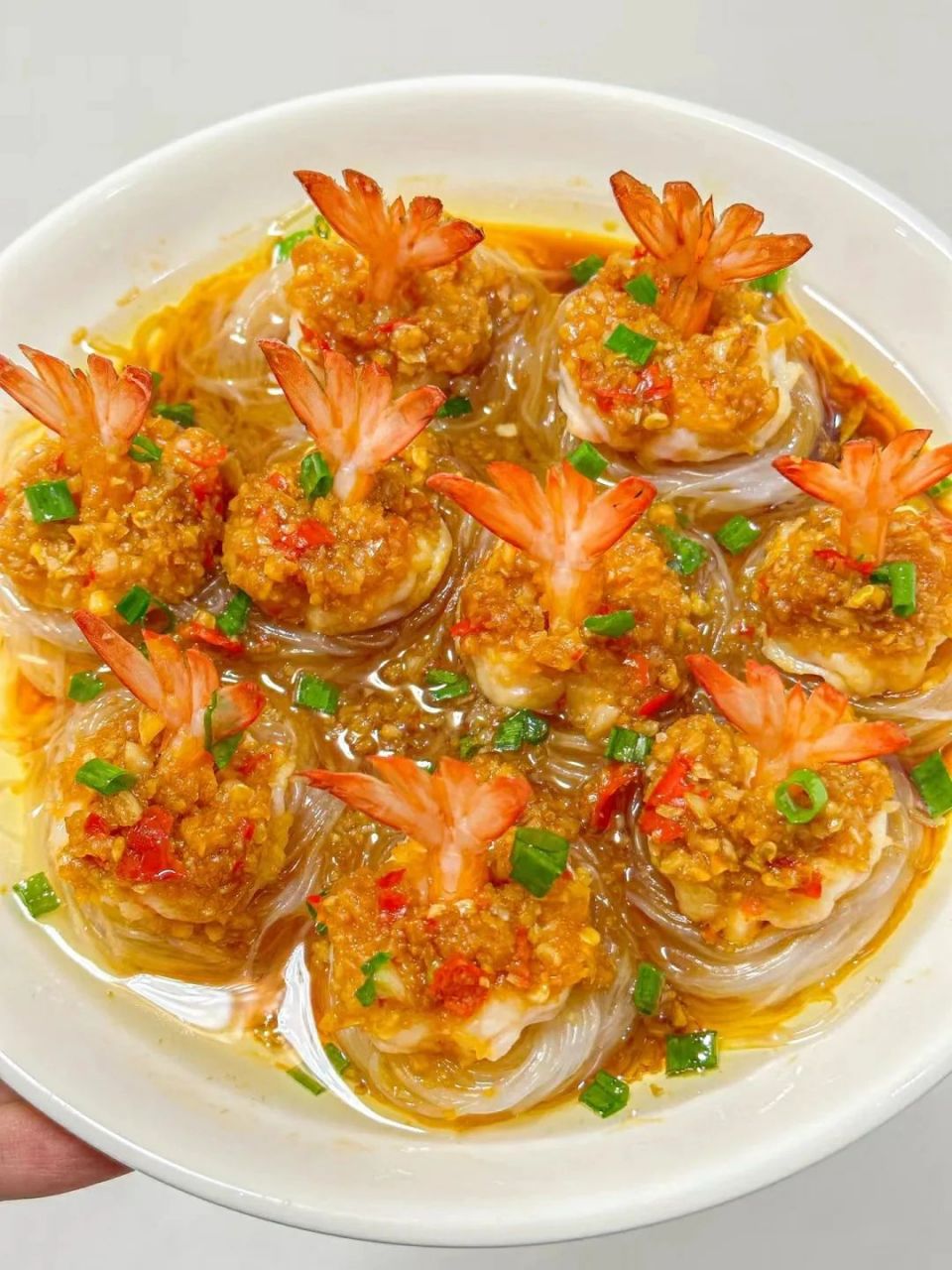 蒜蓉粉丝虾仁 好吃好看又高档 食材:虾9只,粉丝一捆,辅料:大蒜1头