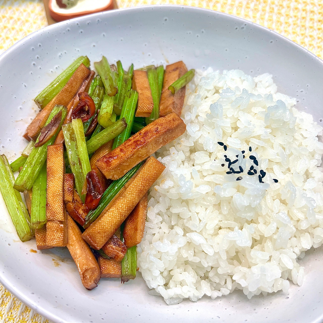 芹菜香干盖饭 大鱼大肉吃腻了换换口味~这道炒香干真的太下饭啦!