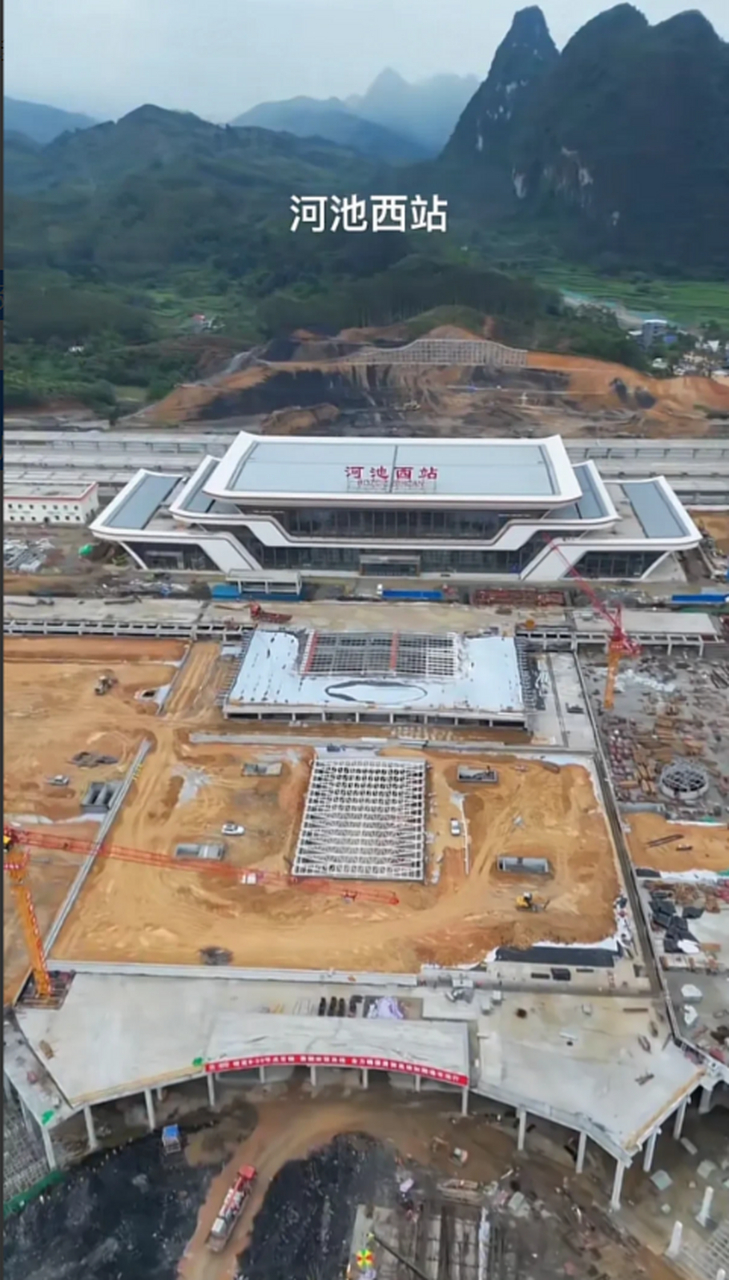 河池高鐵站建設最新進度,車站站房建設已經完工,目前正在進行站前廣場