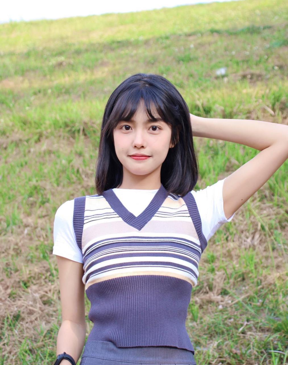 清纯干练的短发少女