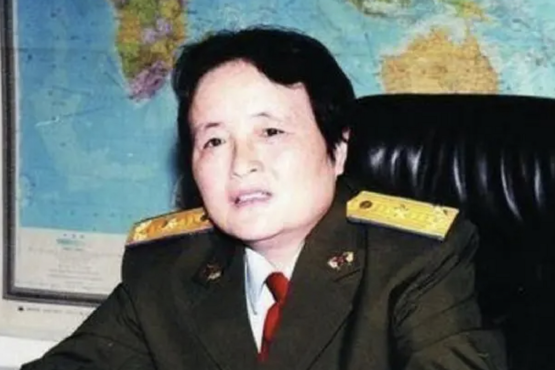 她叫刘弥群,是我国首位空军女少将,父亲是刘伯承,曾贡献突出,1998年