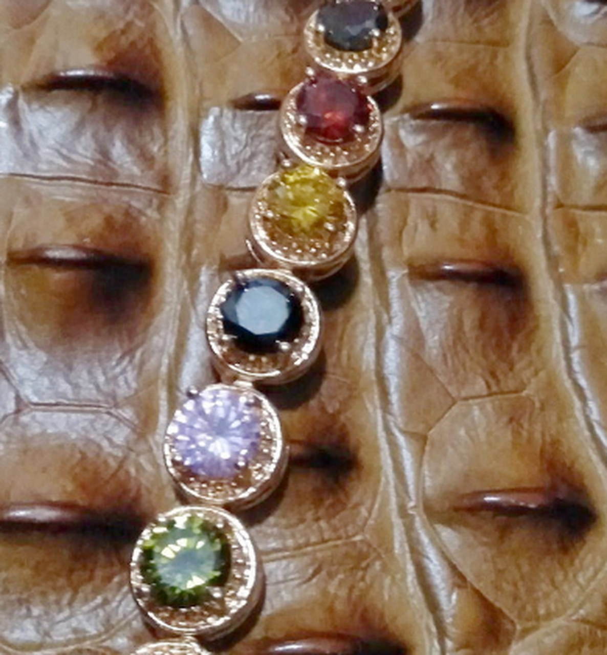 正是因为沙弗莱石缺乏知名度,普通消费者对它了解很少,需求就少,价格