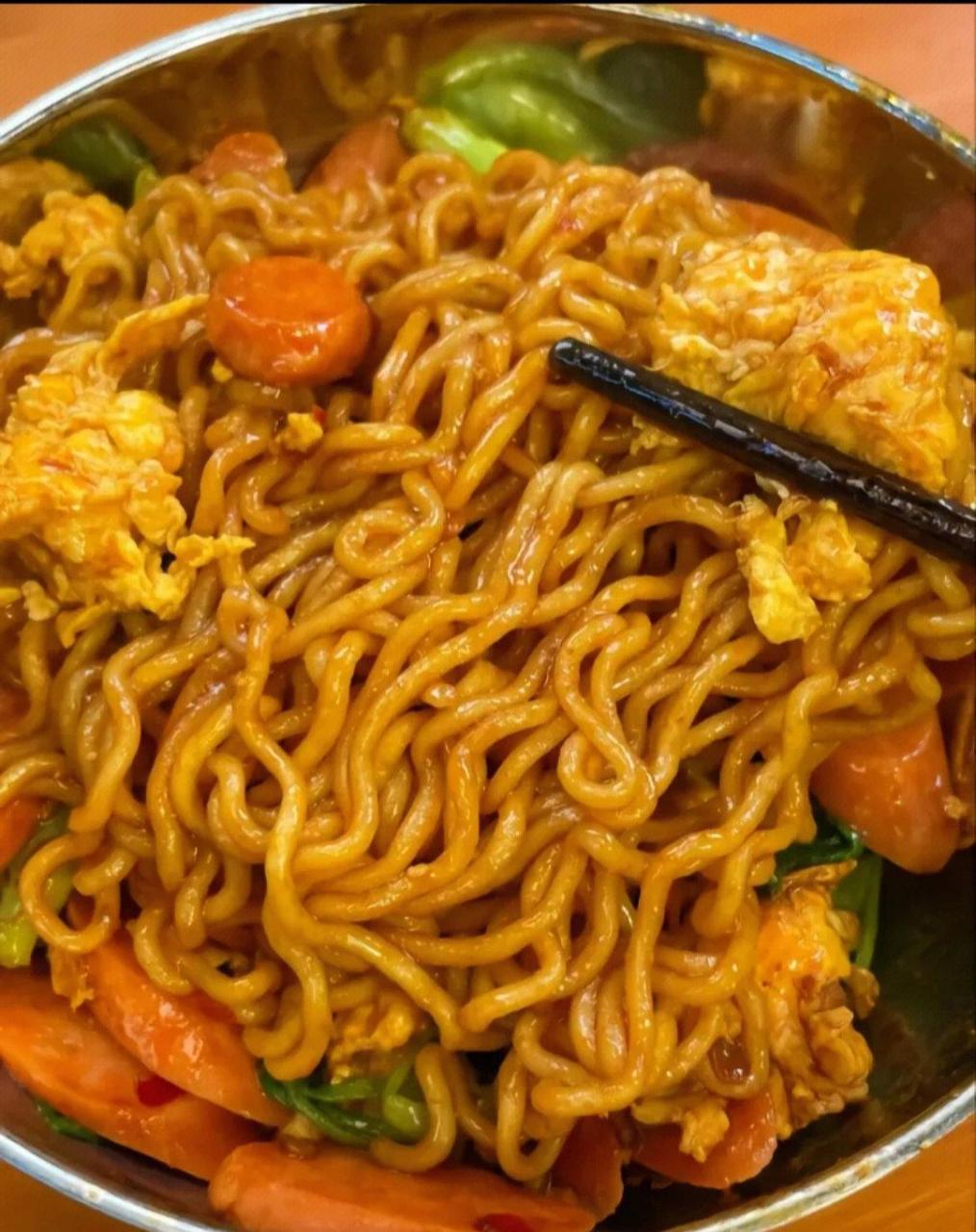 炒方便面[鸡蛋] 饿了吧,饿了就起来整碗方便面吃吃吧~  #美食周计划第