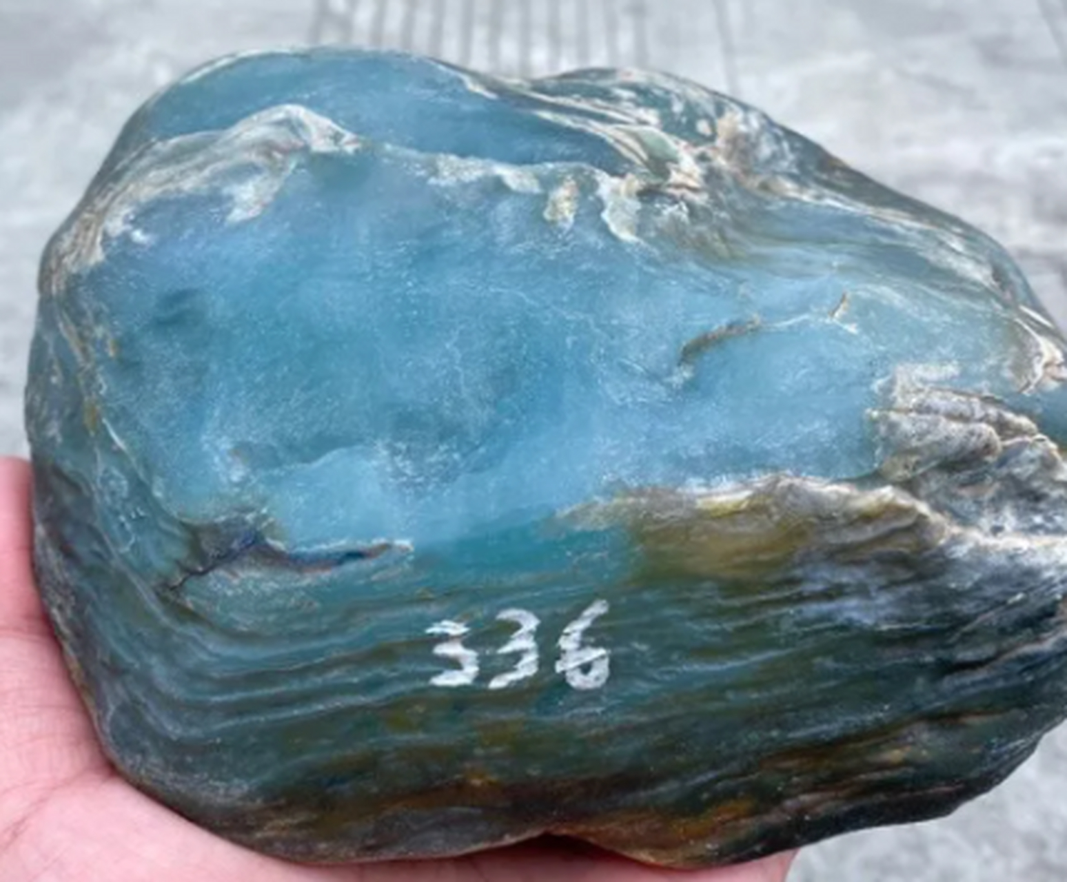 点击头像看直播##翡翠原石# 大马坎天空蓝水石,整个已脱沙的料子