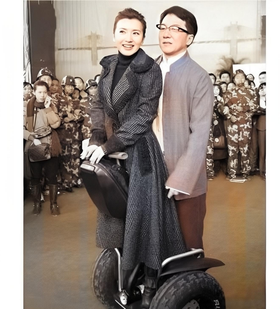 成龙和陈好在沈阳参加一个高山活动的开幕式,他们在那里试用了一辆