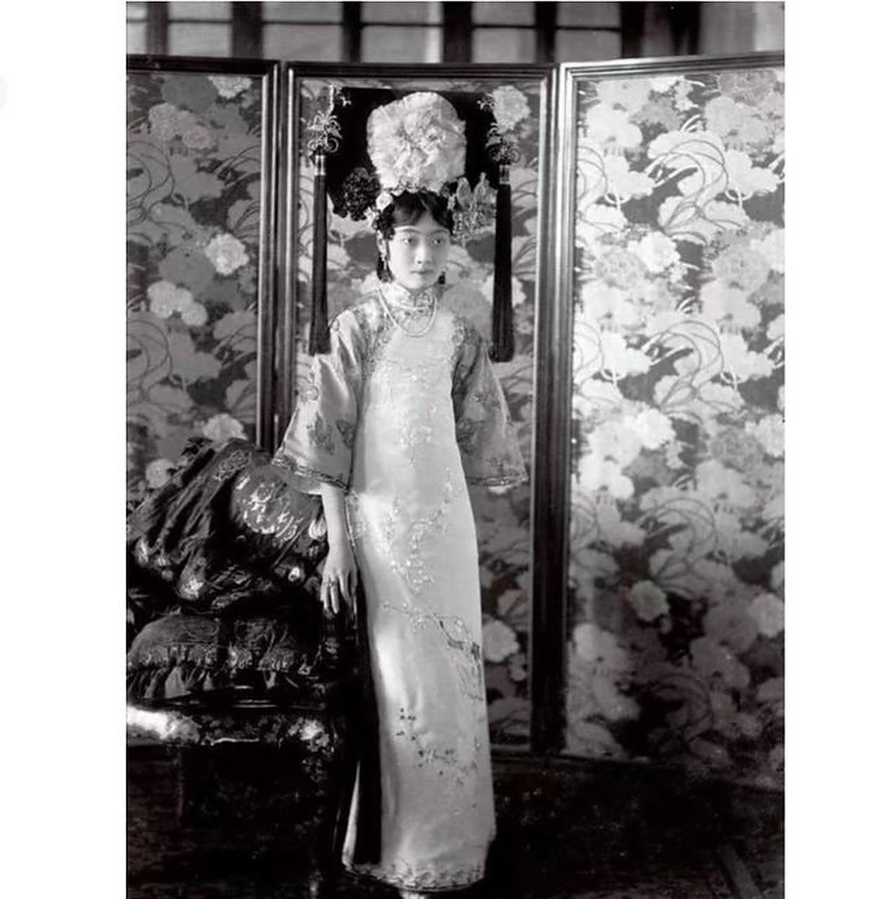 末代皇后婉容,身穿满族传统旗袍的照片流传至今,成为珍贵的留影.