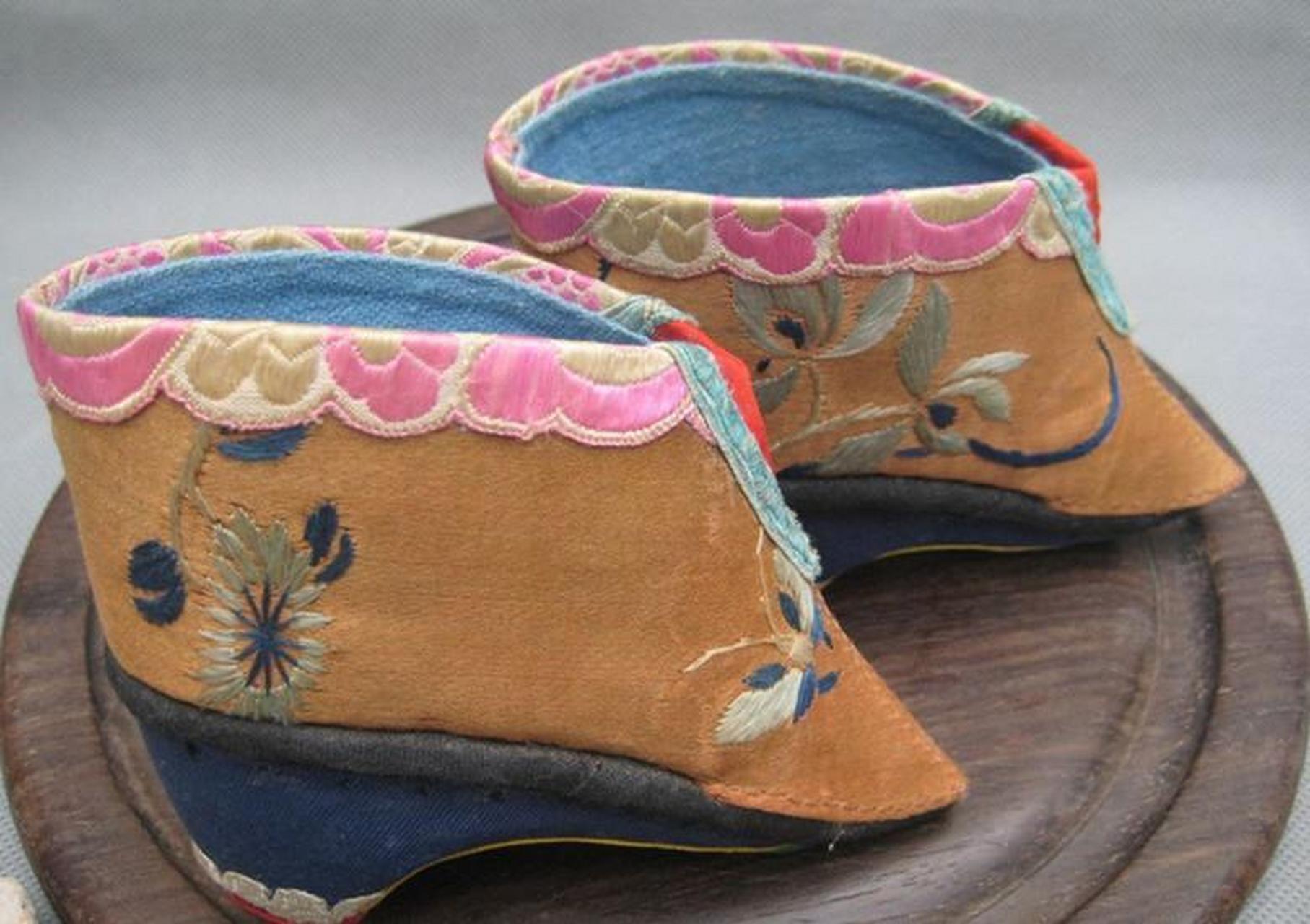 三寸金莲是指古代封建时期妇女脚的大小,人们把裹过的脚称为"莲",而不