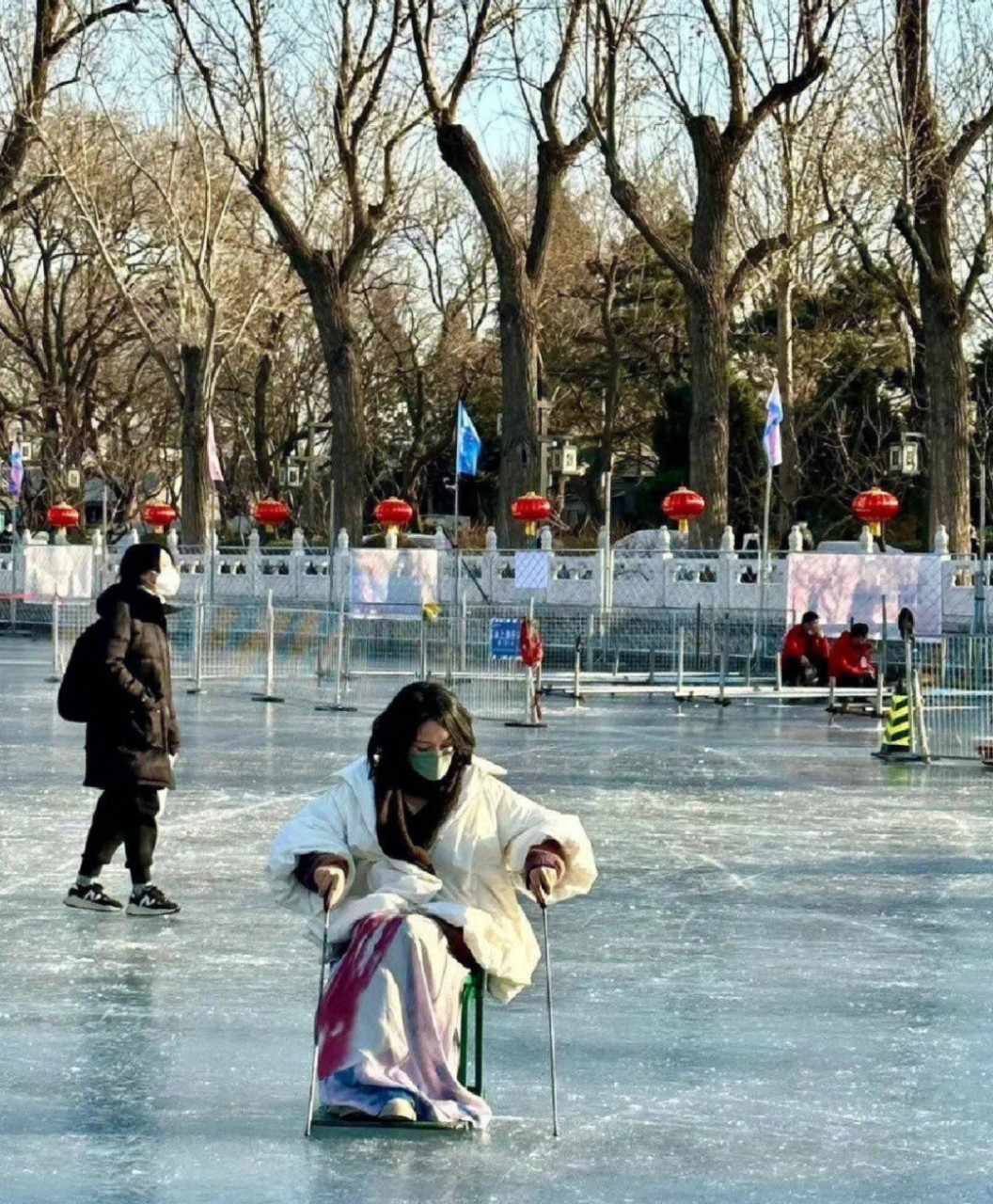 开岁新春请你发文#周迅现身北京什刹海溜冰,被人偶遇的周公子看上去