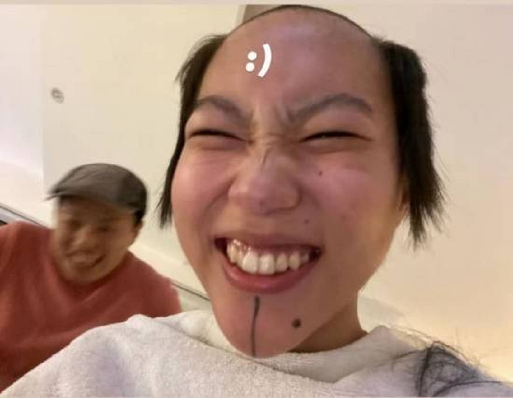 照片中,窦靖童大笑面对镜头,留着有趣的地中海发型,并配合着特效搞笑