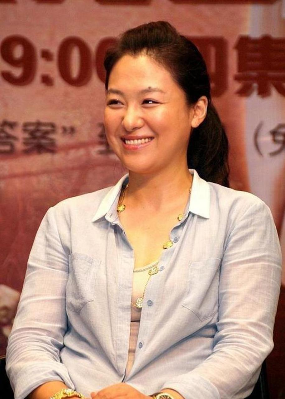 你看,这里有年轻时和现在的沈傲君几张照片对比!