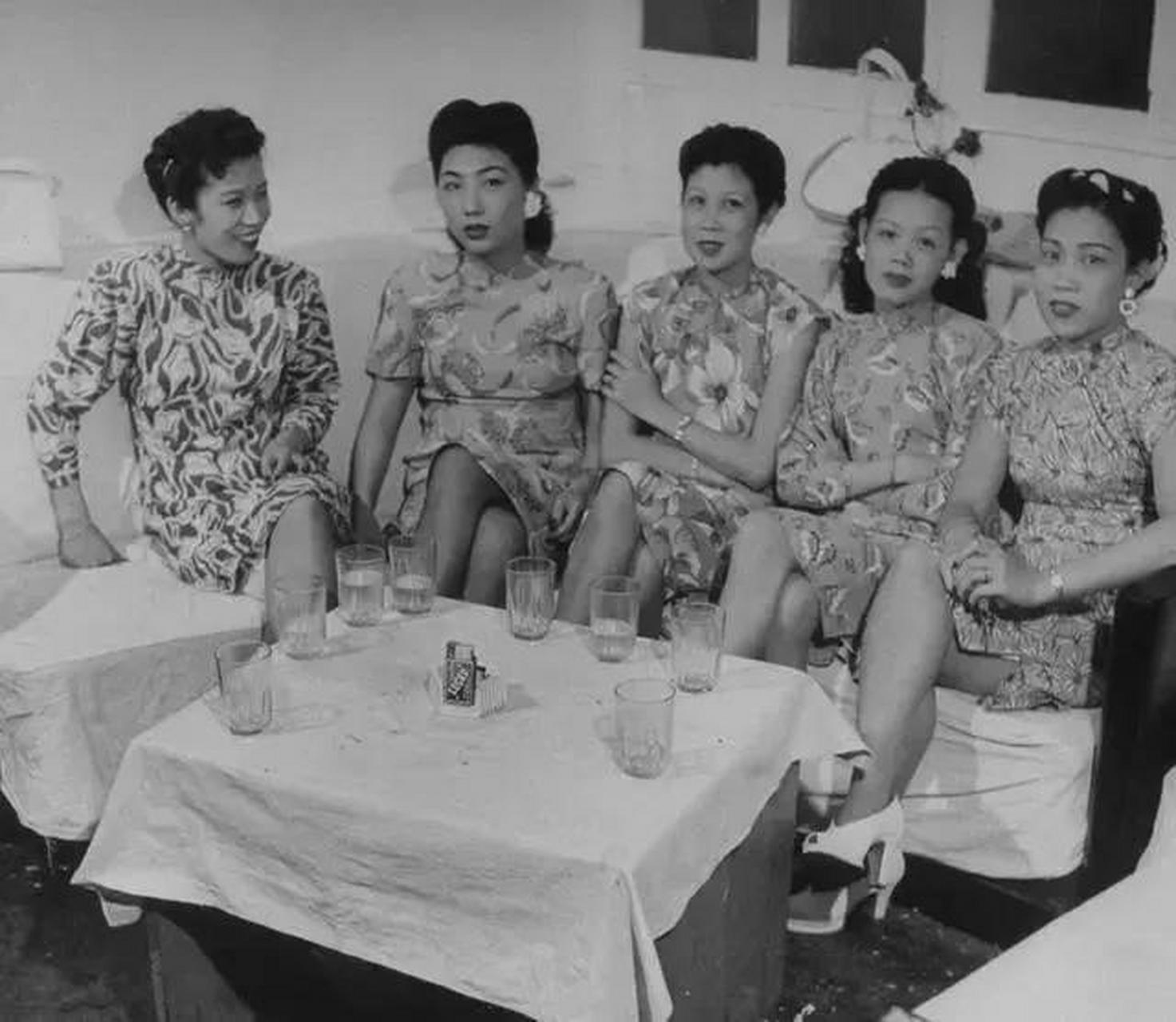 上世纪40年代,大上海的舞女,身穿旗袍妖娆动人,面容精致光鲜靓丽