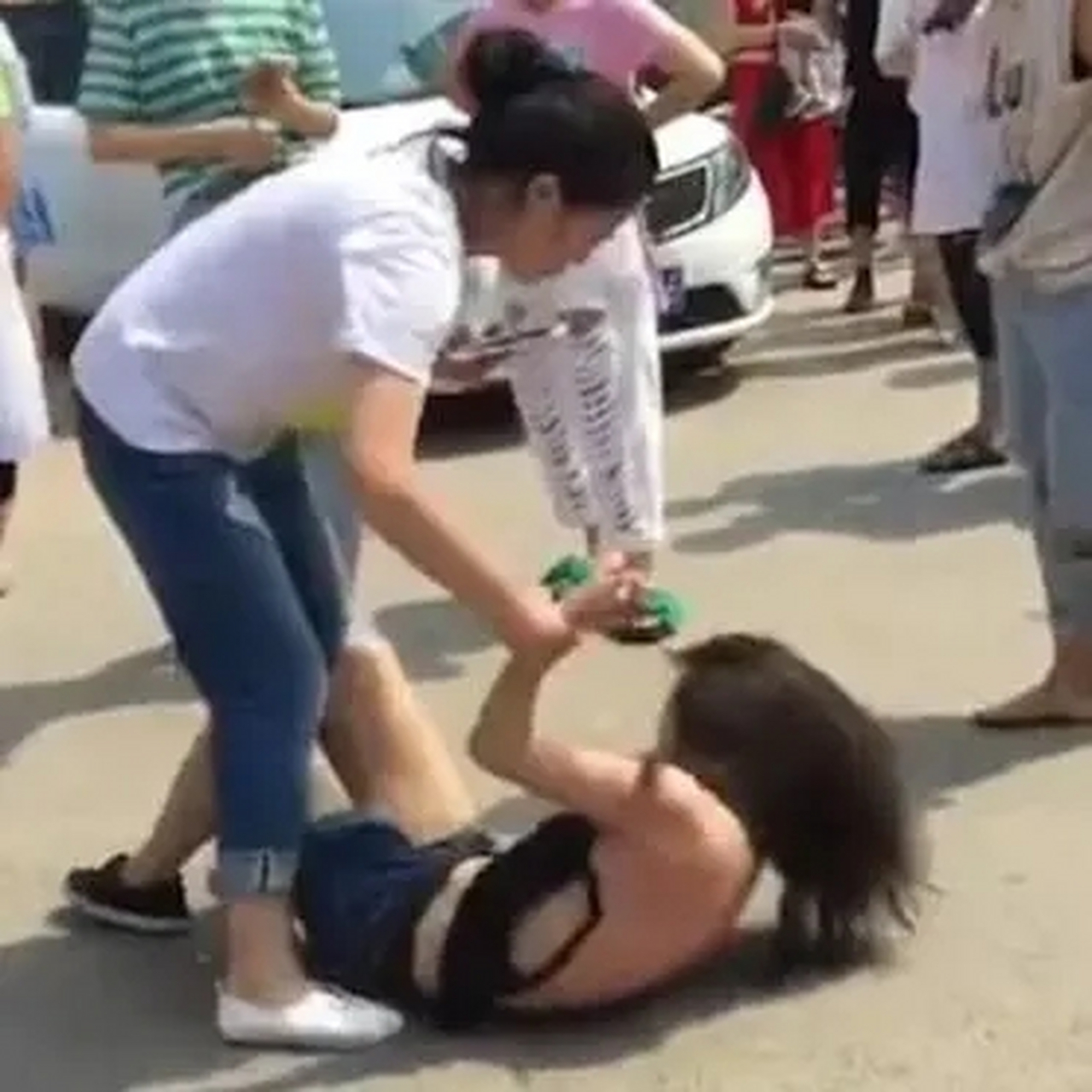 我不明白的是为什么要大庭广众之下打小三?感觉影响不好