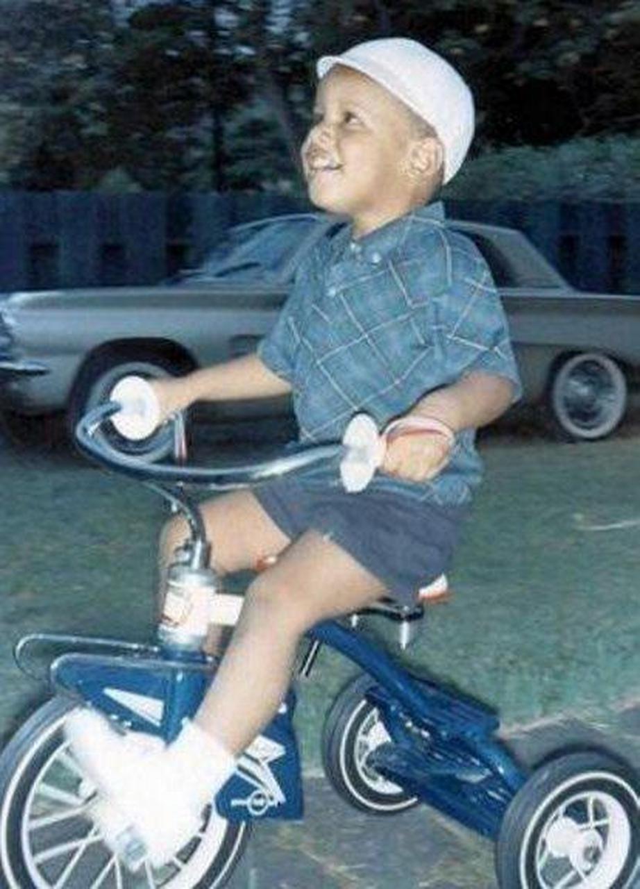 有钱人自幼就会蹬三轮车,奥巴马,乔布斯,安倍;超级有钱人却是在马背上