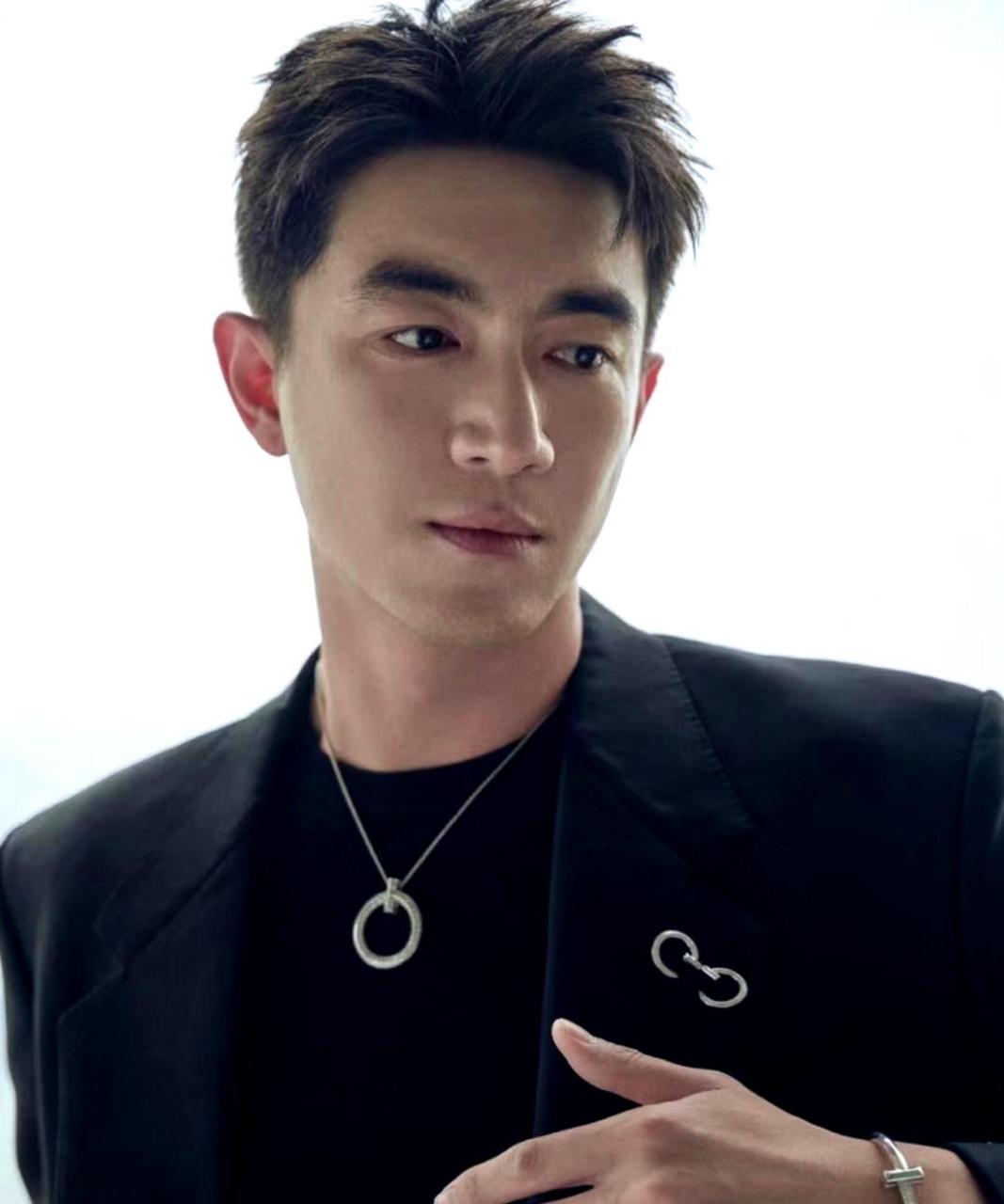 林更新晒出的照片展现了他的魅力,尽管曾经发福过一段时间,但他成功