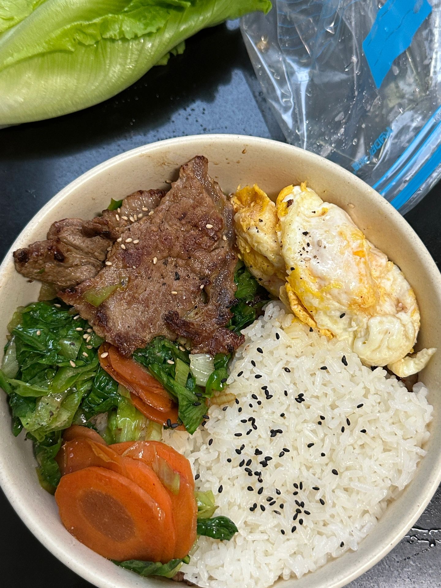 所以拿出之前山姆的牛排 临时化冻 用流动的水一直冲 放碗里 肉比较绵