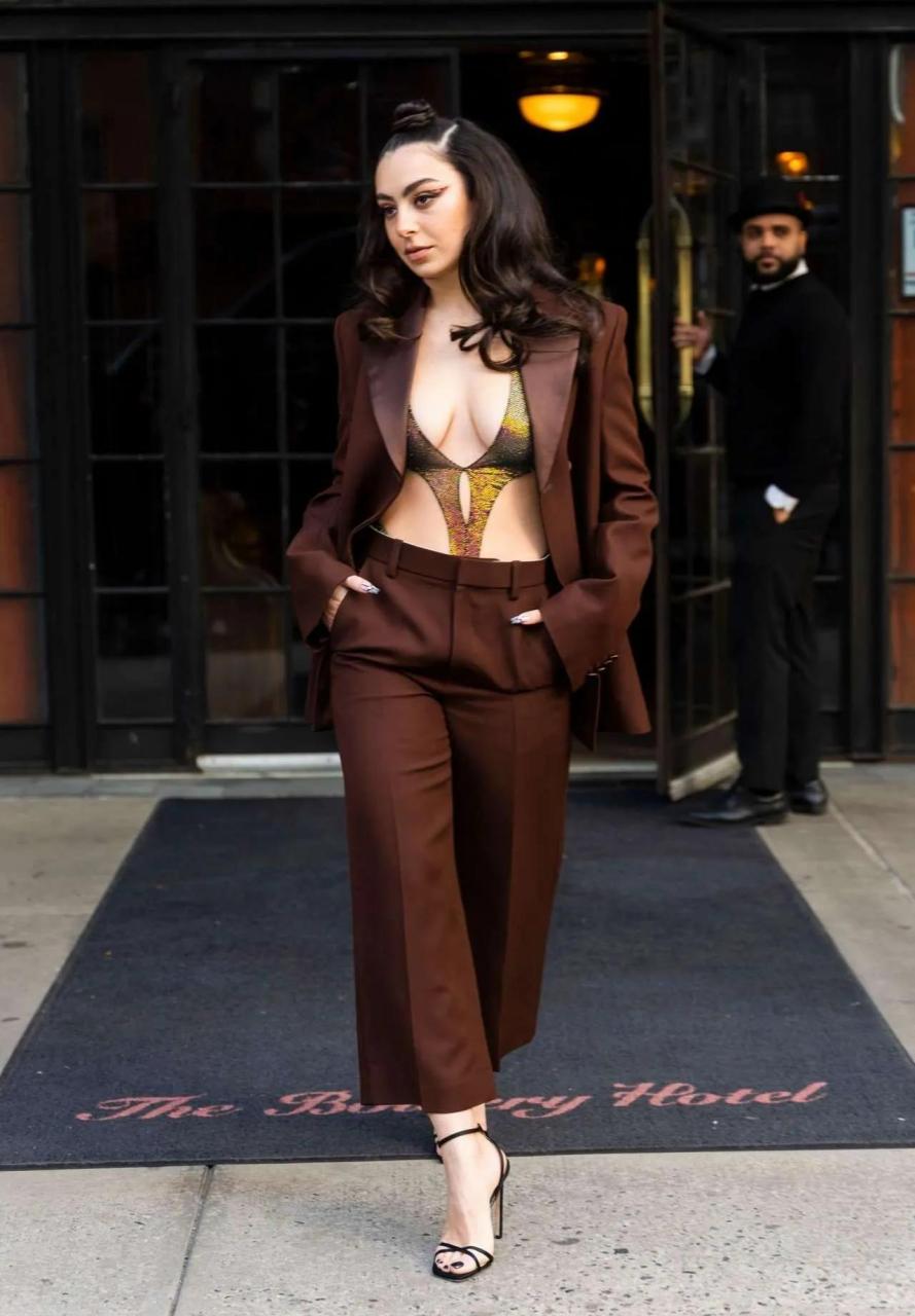 gif创作人# 英国90后性感女歌手 查莉xcx(charli xcx)出场真是霸气