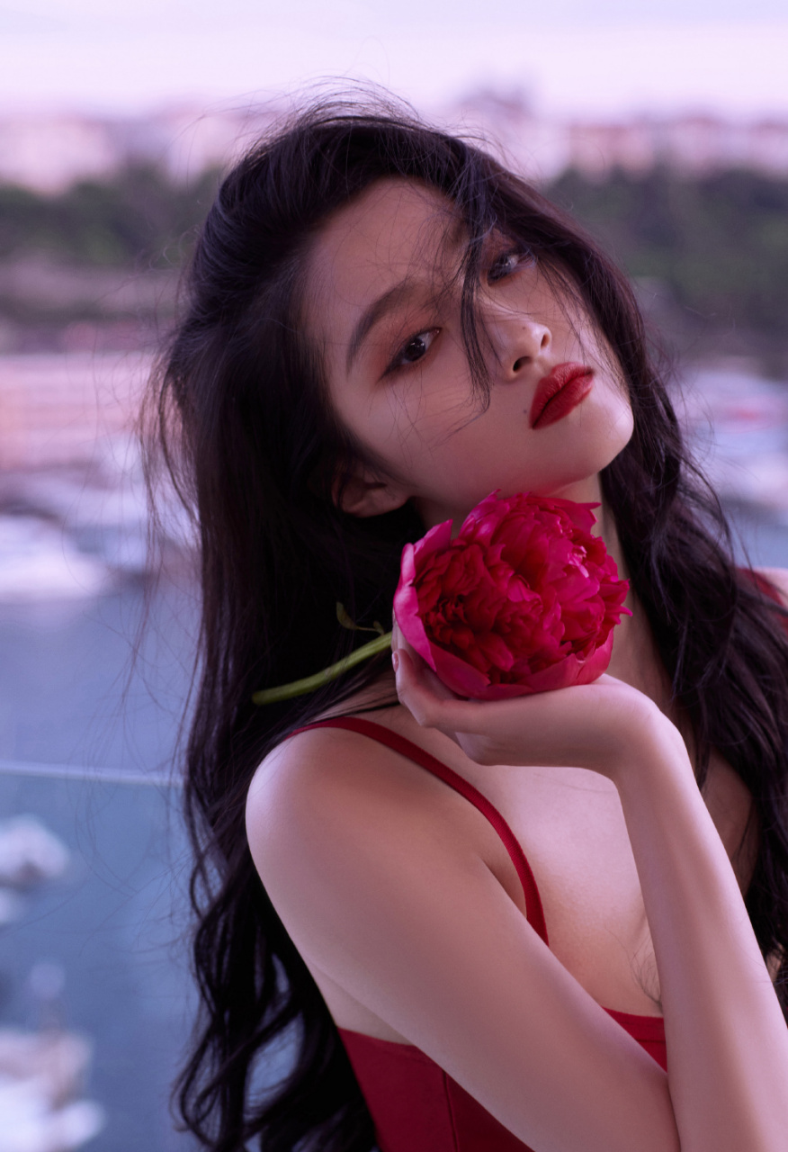 星娱资讯速递# #关晓彤明艳风# 676767 关晓彤最新明艳风大片