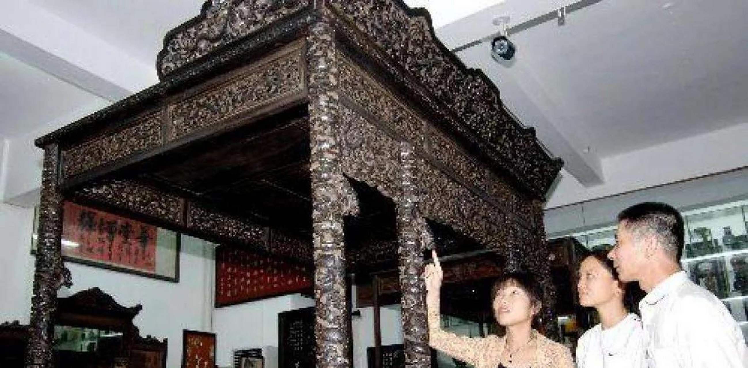 "福建一男子收藏了一架豪华龙床,专家们劝他把龙床  上交国家,但男子