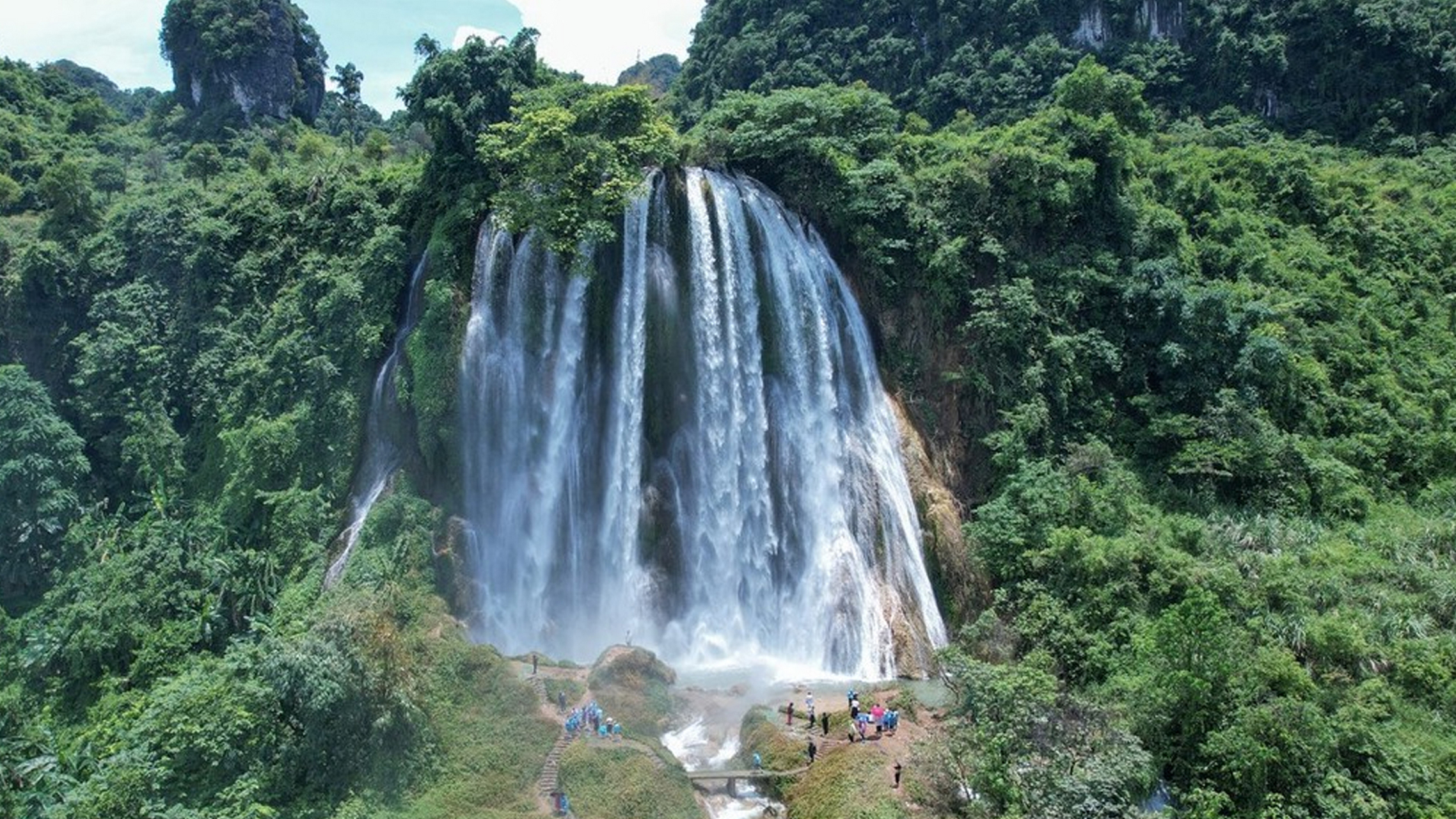 广西靖西的三叠岭瀑布是靖西古八景之一,夏日炎热,有不少游客前来三叠