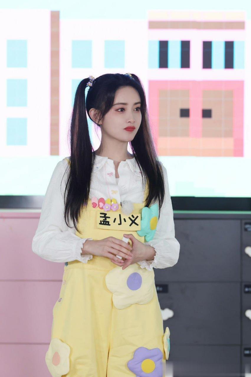 孟子义挑染双马尾造型  孟子义玩风车  好可爱